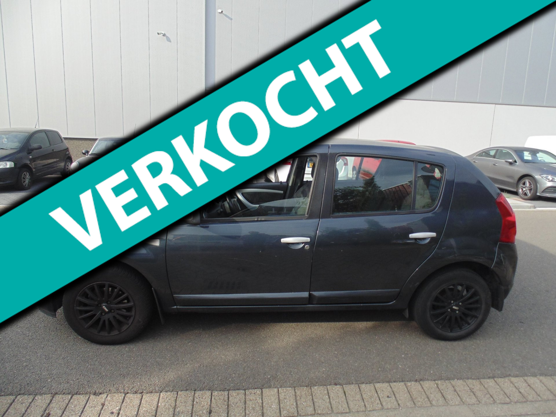 Dacia Sandero 1.2 Lauréate 5 DEURS  2010 met trekhaak 2010 - voorkant