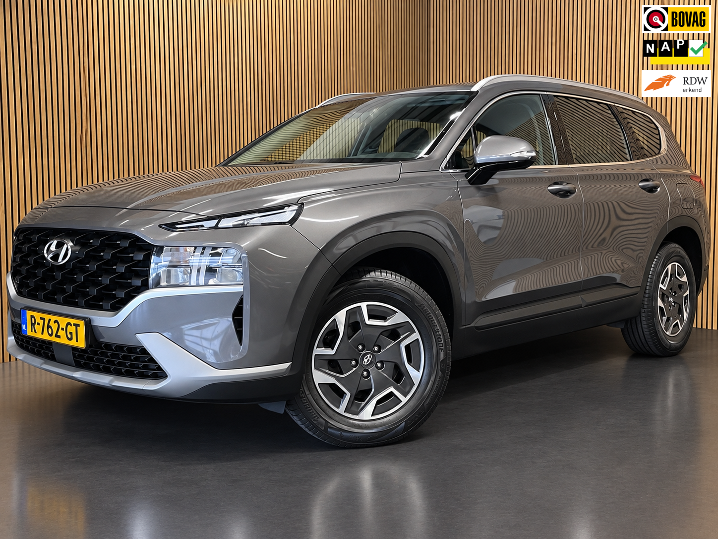 Hyundai Santa Fe 1.6 T-GDI HEV i-Motion|TREKH.|ACC|STOELVERW|CARPLAY|CAMERA|CLIMATE, CRUISE CTRL|LANE-ASSIST|NL-AUTO|NAP|INCL.BTW| 2022 - voorkant