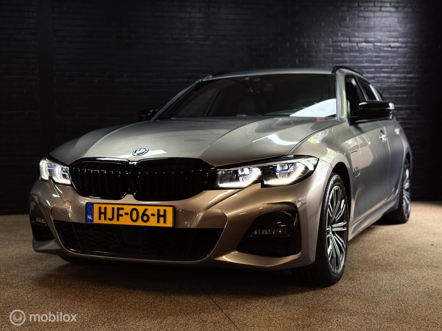 BMW 3-serie Touring 330e xDrive High Executive M PAKKET 2021 - voorkant