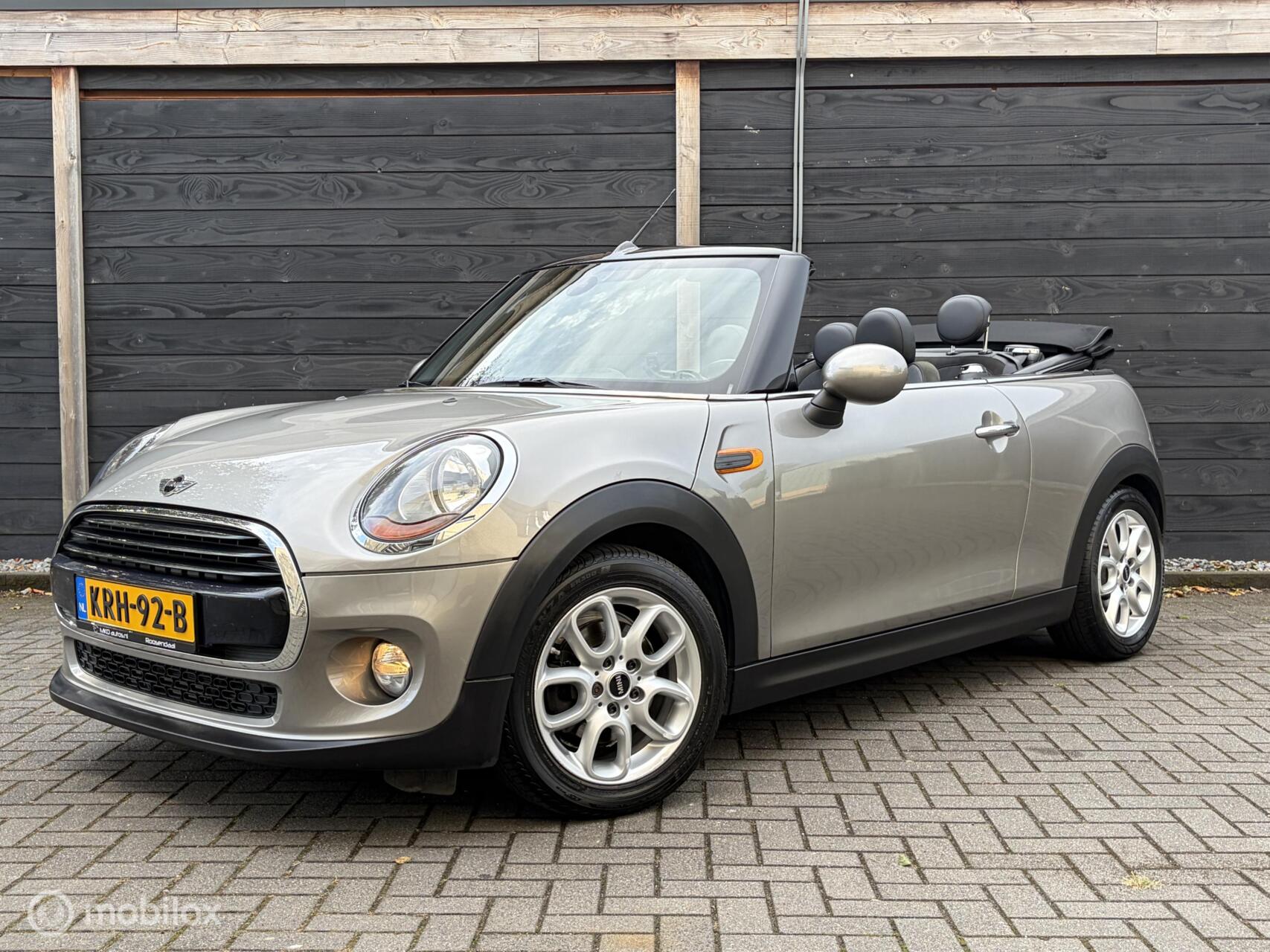Mini Cabrio 1.5 Cooper Leder/Alcantara / LM / PDC / 38.982 KM 1e eig. 2017 - voorkant
