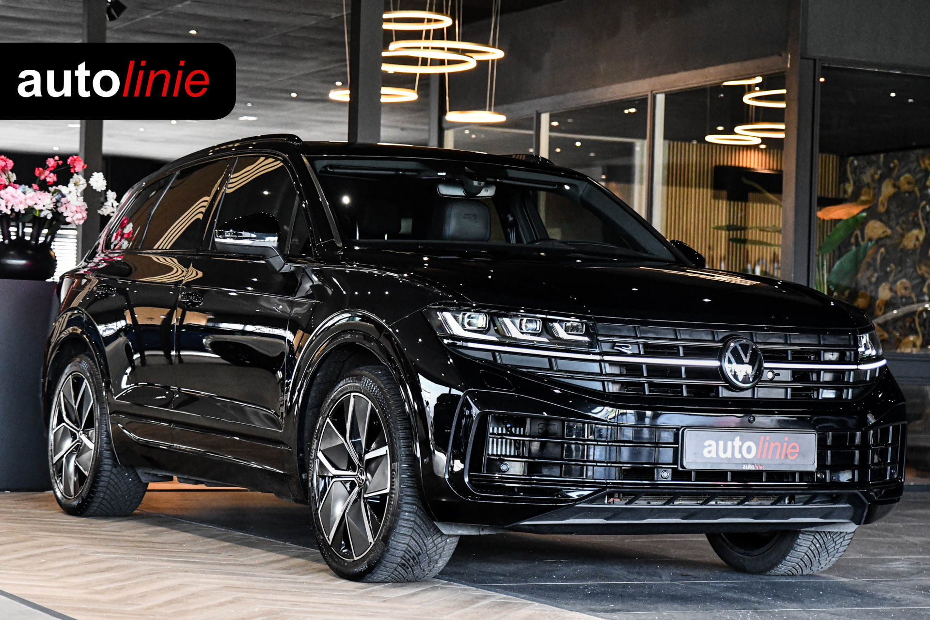 Volkswagen Touareg 3.0 TSi eHybrid 4MOTION R-Line, Nachtzicht, Massage, Softclose, Luchtv, Dynaudio, Koeling, HUD, 360, Pano! 2023 - voorkant