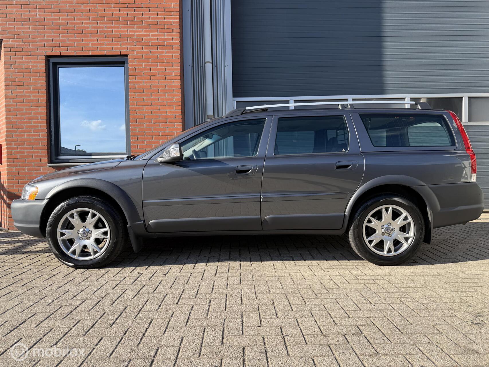 Volvo Xc70 2.5T Aut. Momentum - orig. NL - NAP - schuifdak 2007 - voorkant