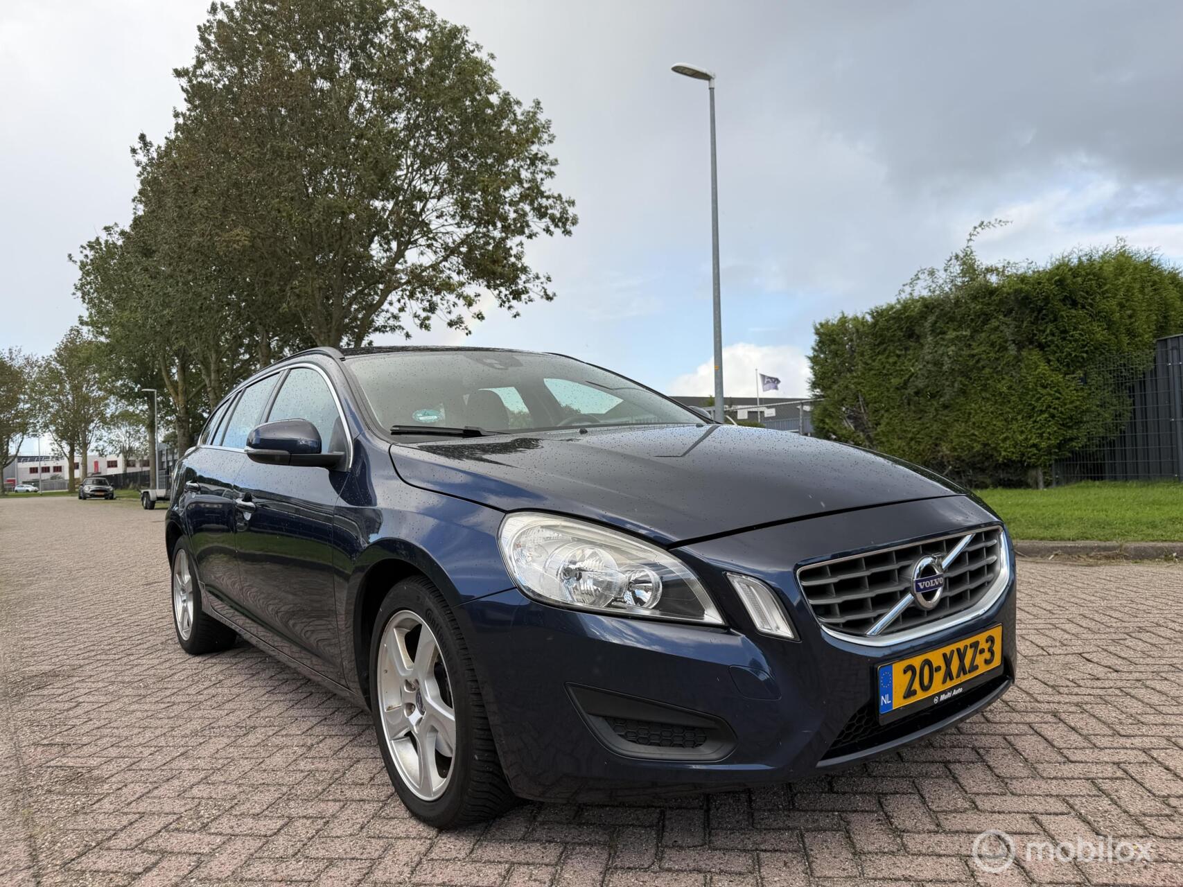 Volvo V60 1.6 T3 Momentum Dealer Onderhouden! 2011 - voorkant