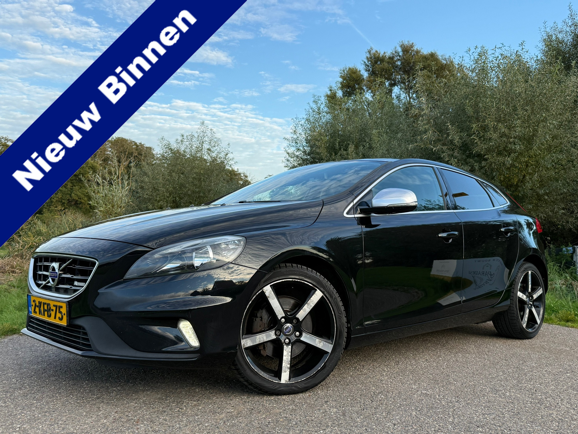 Volvo V40 1.6 T4 R-Design | Panoramadak | Camera | Leder/Alcantara | 18" Velgen | Stoelverwarming | Clima | PDC | Cruise | LED | 2013 - voorkant