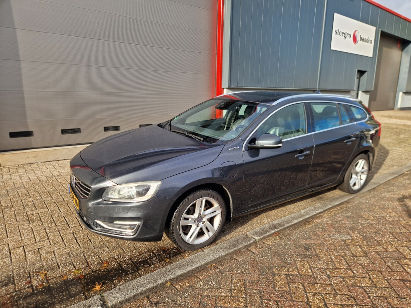 Volvo V60 Plug In Hybrid 2.4 D6 AWD Pl.i Sum./apk/leder/nap 2015 - voorkant