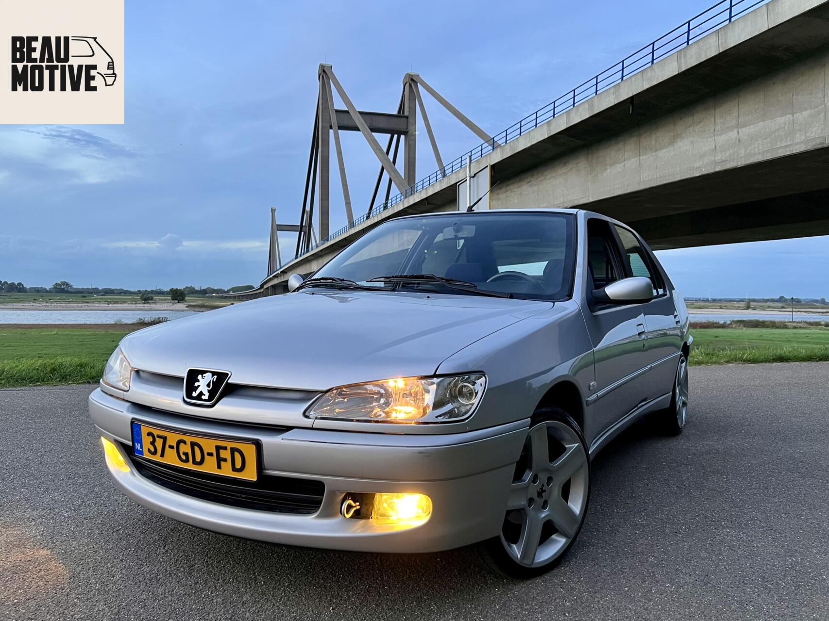 Peugeot 306 1.4 XR SEDAN  >17” 206 RC< Airco, Trekhaak, NAP 2000 - voorkant