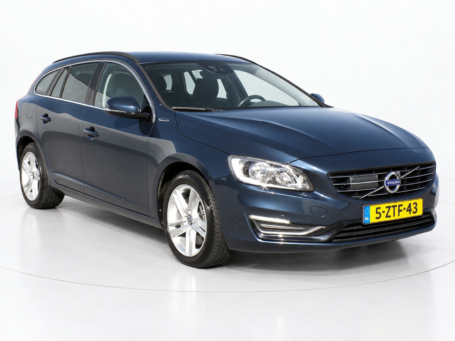 Volvo V60 Plug In Hybrid 2.4 D6 AWD Plug-In Hybrid Momentum|Navi|Cruise|CAM 2015 - voorkant