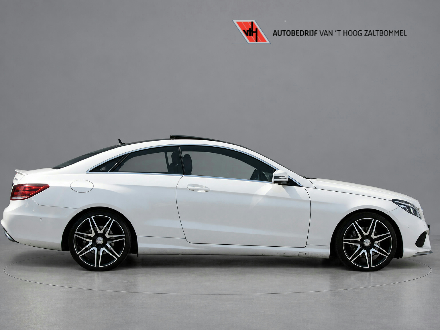 Mercedes-Benz E 320 320 Prestige AMG PANORAMADAK LEDER MEMORY DISTRONIC 360-CAMERA H&K 19'' 2015 - voorkant