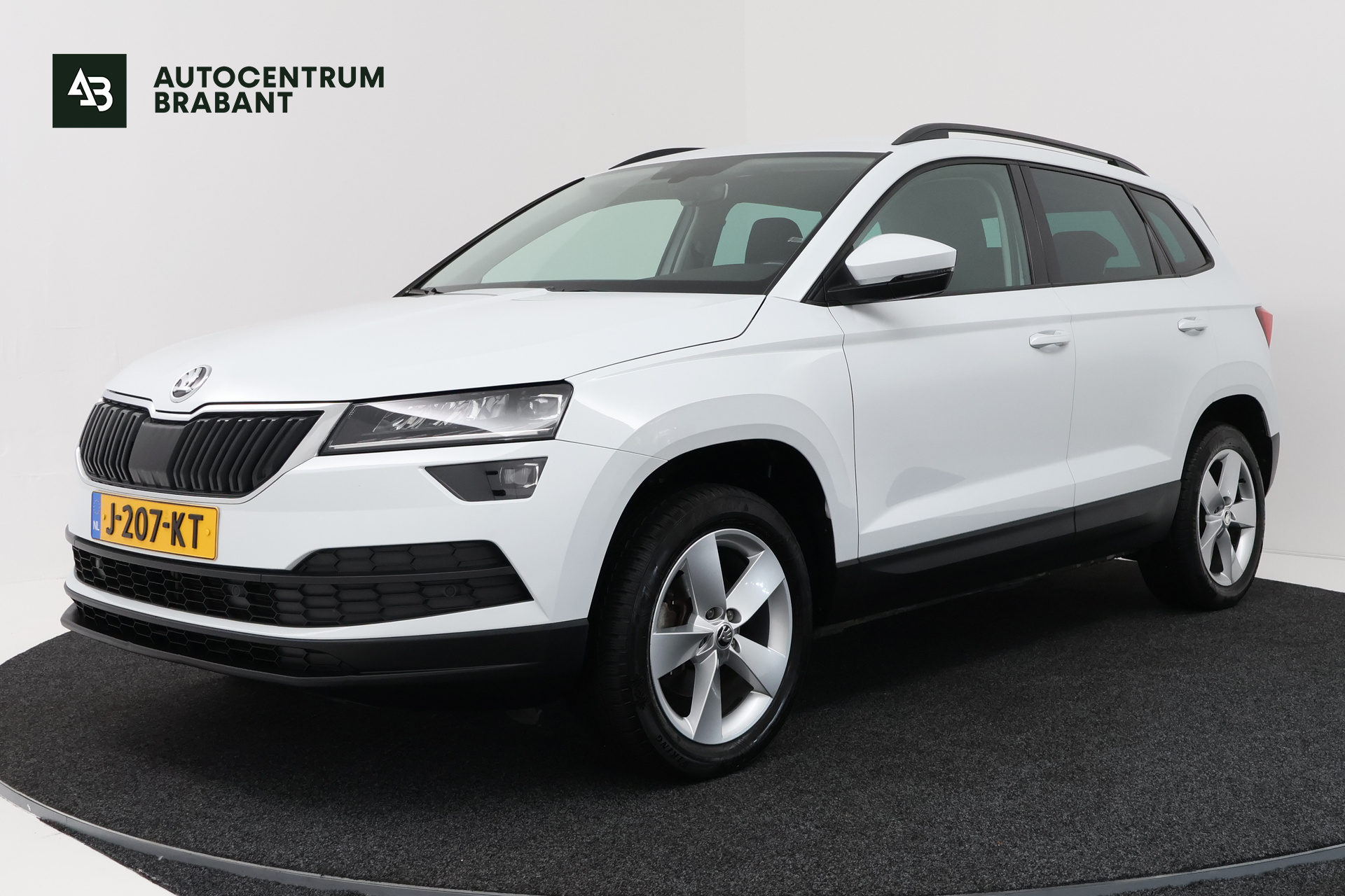 Skoda Karoq 1.5 TSI ACT Style (TREKHAAK, CAMERA, NAVIGATIE CARPLAY, CRUISE CONTROL, PARKEERSENSOREN) 2019 - voorkant