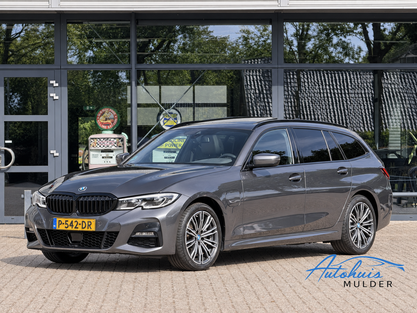 BMW 320e 320e Business Edition Plus | M Sport | Leder | Achteruitrijcamera | Panoramadak | Stoelverwarming | SoH 94% 2022 - voorkant