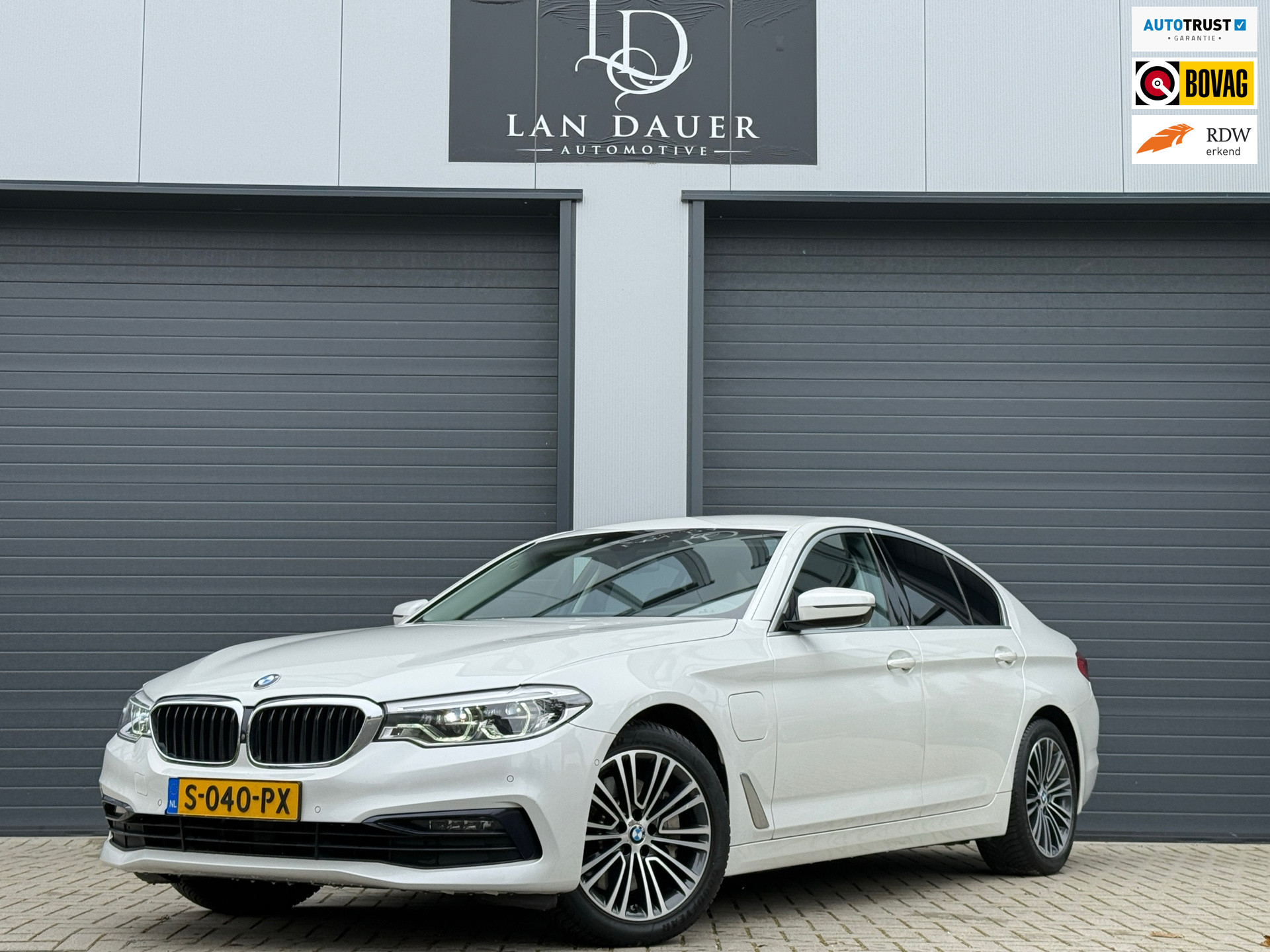 BMW 530e Iperformance 530e iPerformance High Executive / SOFTCLOSE 360 2020 - voorkant