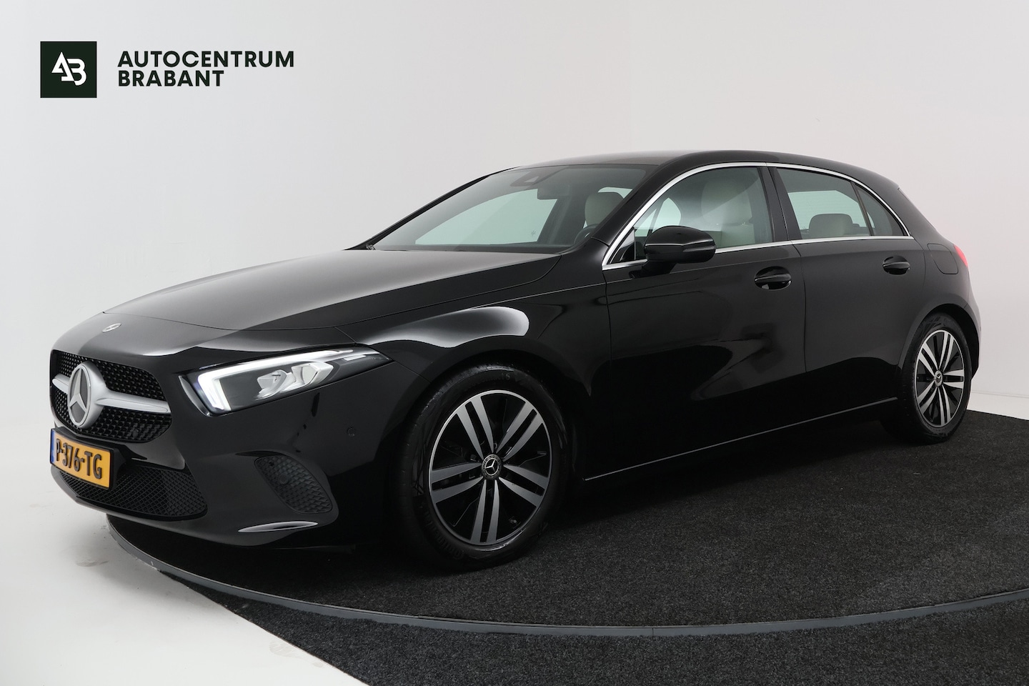 Mercedes-Benz A-klasse 180 Business Solution Luxury (STOELVERWARMING, SFEERVERLICHTING, NAVIGATIE, CAMERA, PARKEERSENSOREN) 2022 - voorkant