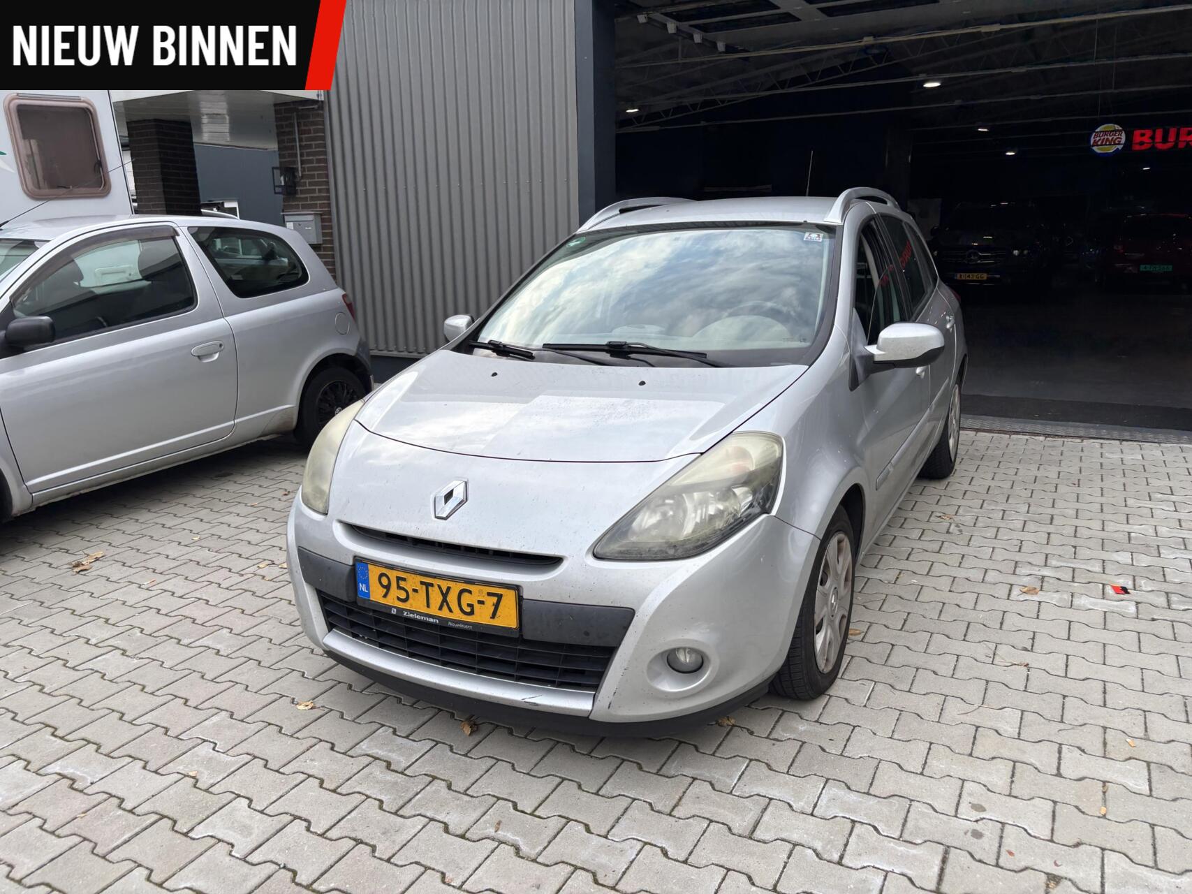 Renault Clio Estate 1.5 dCi Collection AIRCO CRUISE TREKHAAK 2012 - voorkant