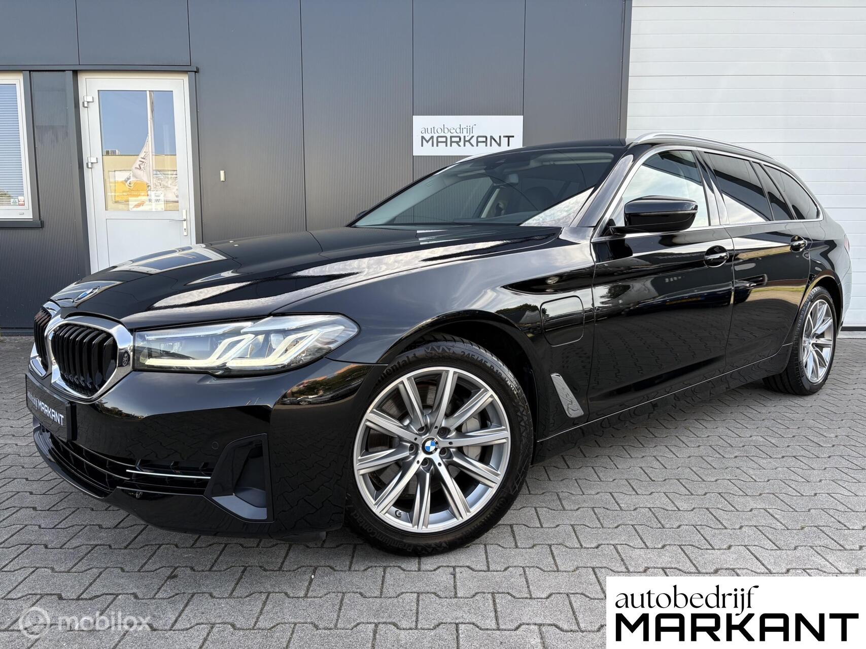 BMW 5-serie Touring 530e High Executive HUD / LED / Trekhaak 2021 - voorkant
