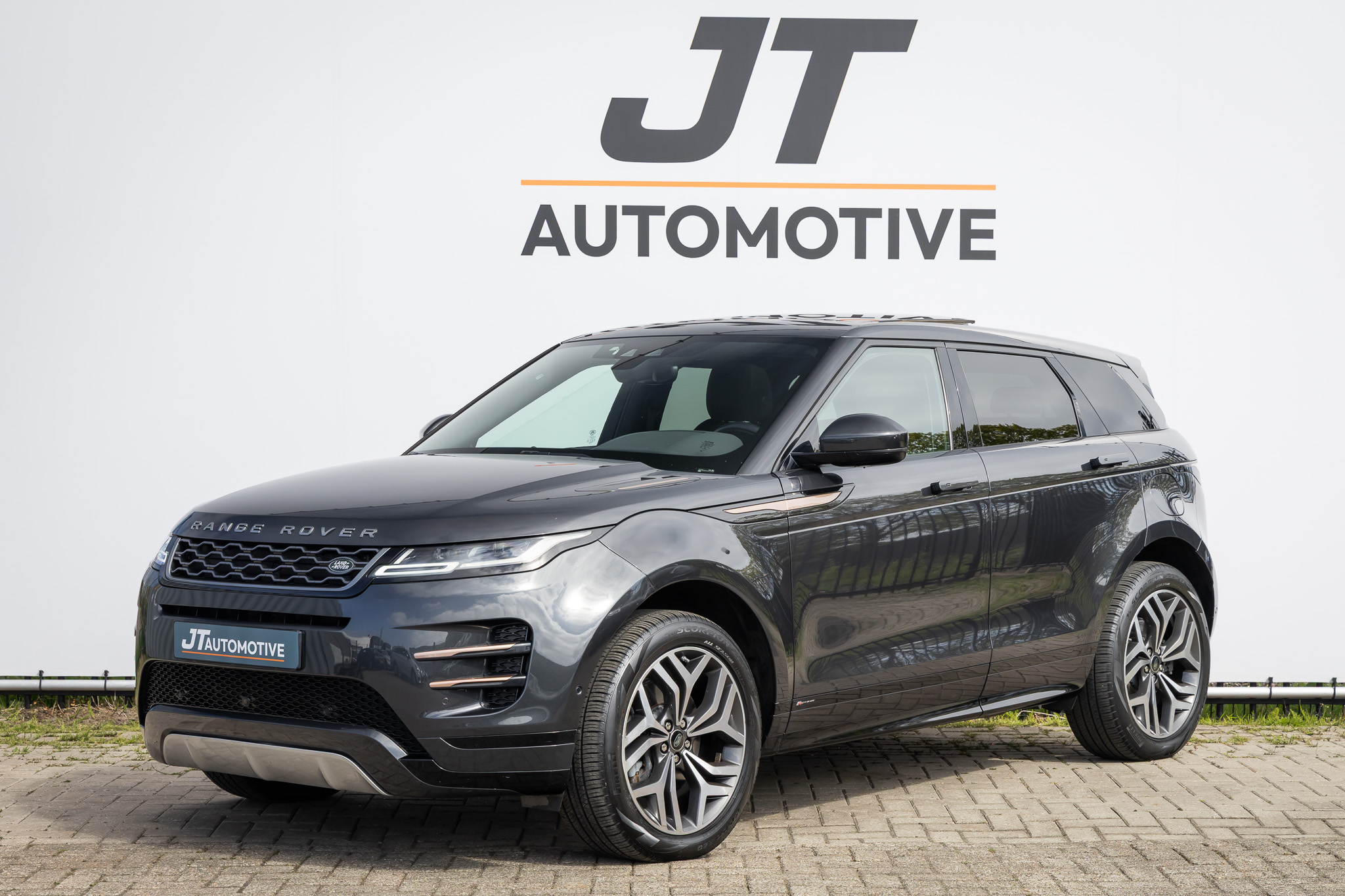 Land Rover Range Rover Evoque 1.5 P300e AWD R-D SE Pano | ledere bekleding | Digitaal dashboard | elektrische kofferbak | Stoelverwarming | elektrische stoele 2020 - voorkant