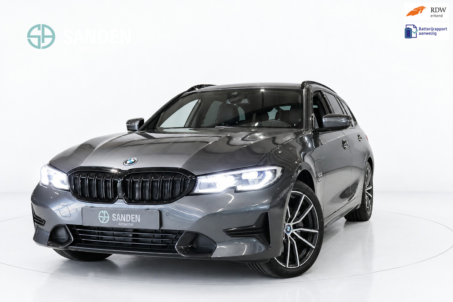 BMW 3-serie Touring 320e High Executive|Sportline|Automaat|Navi|AppleCarplay|Laserlight|Head Up|Sfeerverlichting|Shadowline|18inch 2021 - voorkant