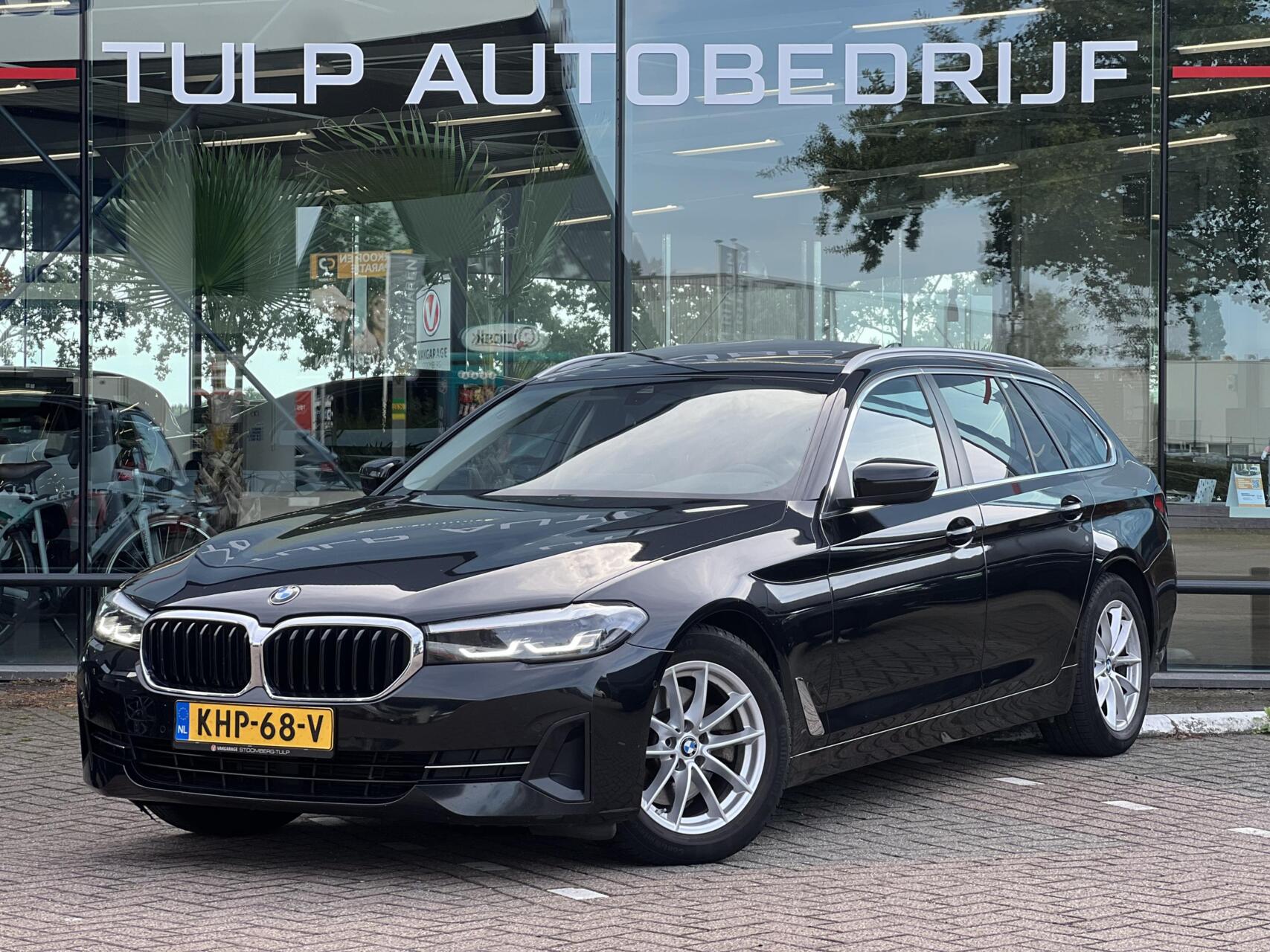 BMW 5-serie Touring 518d Business Edition Plus Automaat Pano 2023 - voorkant
