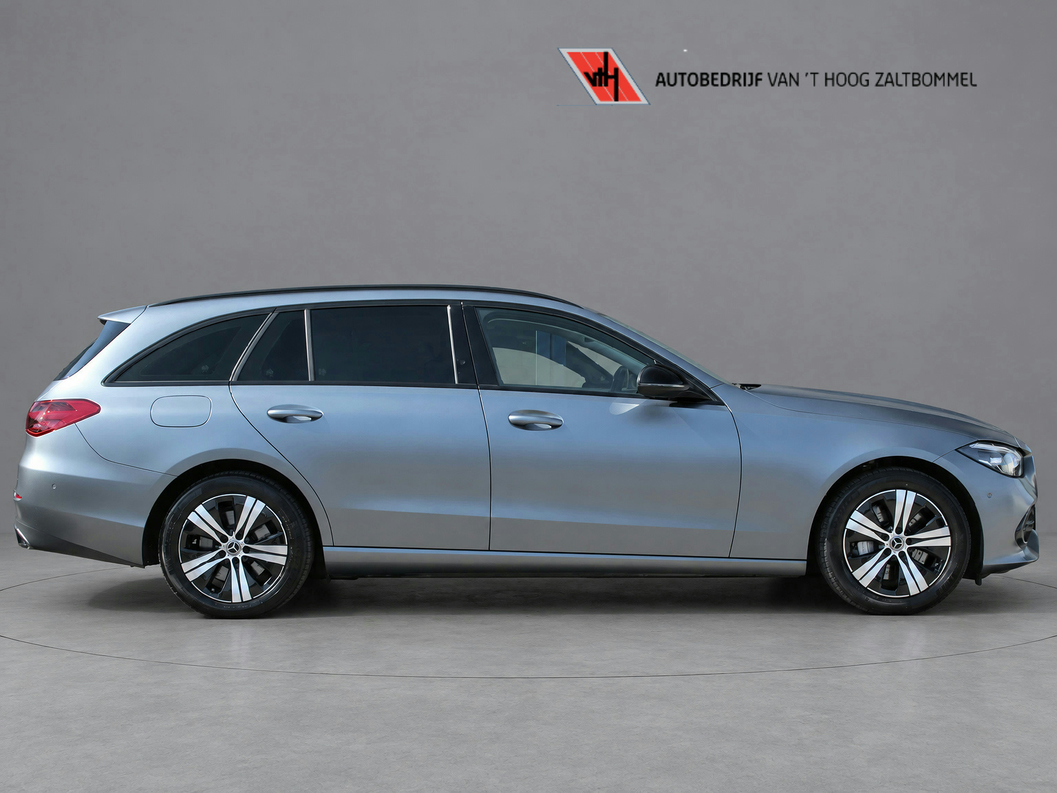 Mercedes-Benz C-klasse Estate 300e Luxury Line NIGTH PAKKET <<MAGNO GREY>> HEAD-UP SFEER CARPLAY 2023 - voorkant