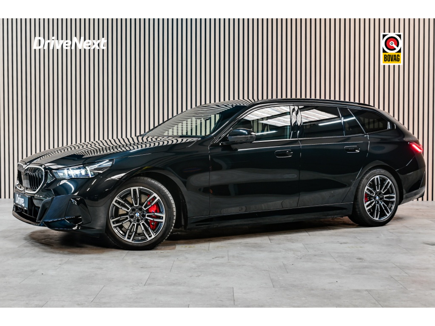 BMW I5 Touring 40 xDrive | M-Sport PRO | 97% SOH | HUD | PANO | HARMAN KARDON | STOELVERW 2025 - voorkant