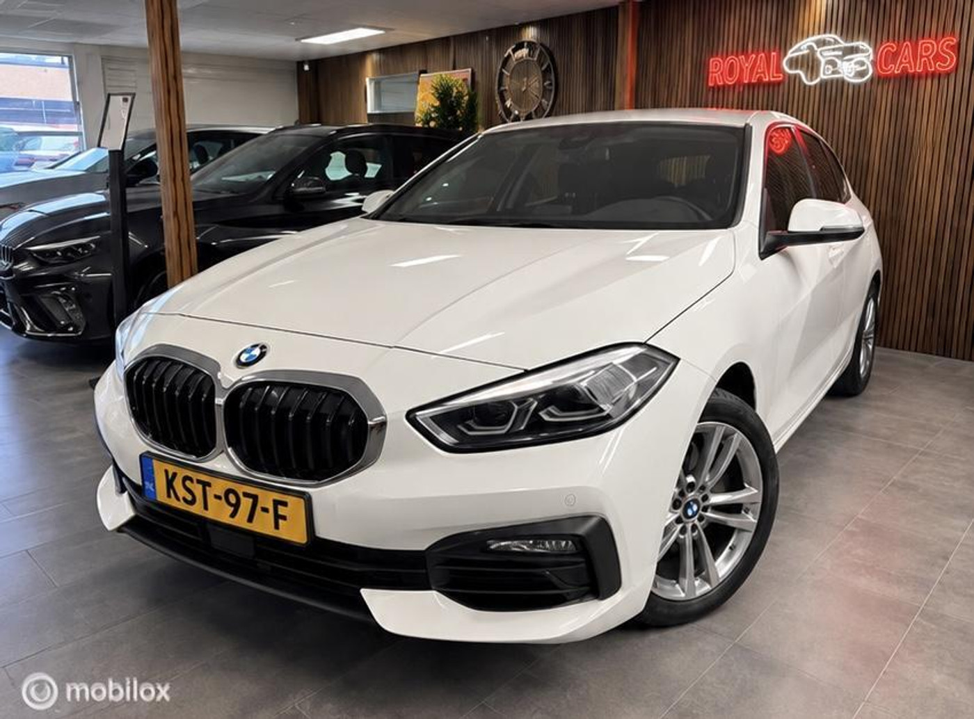 BMW 1-serie 120i Executive 2022 - voorkant