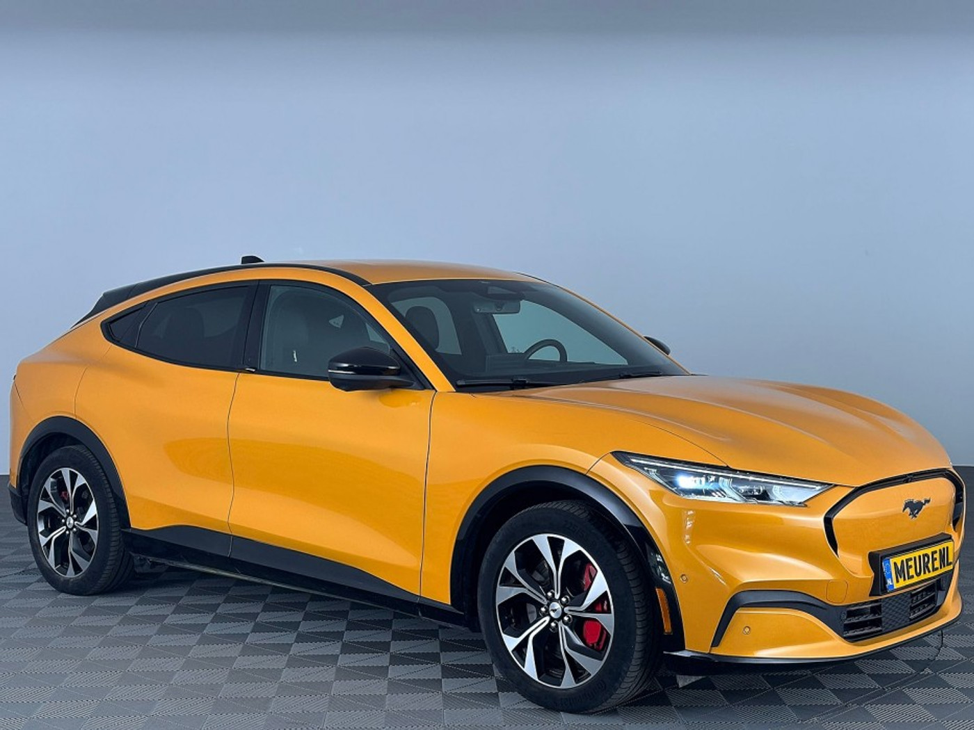 Ford Mustang Mach-E Extended Premium 98kWh | Cyber Orange | El. stoelen | LEDER | SOH 97,1% 2024 - voorkant