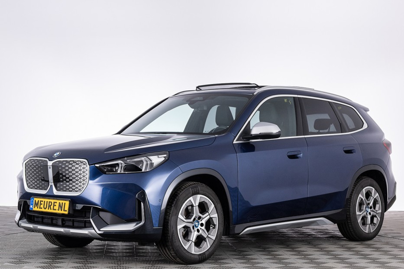 Foto van BMW Ix1
