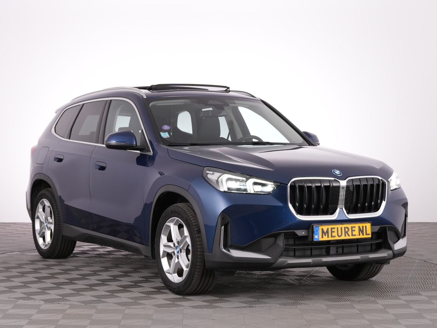 BMW X1 xDrive30e Business Design | PANORAMADAK | LEDER | PHEV *SOH 97.42%* 2023 - voorkant