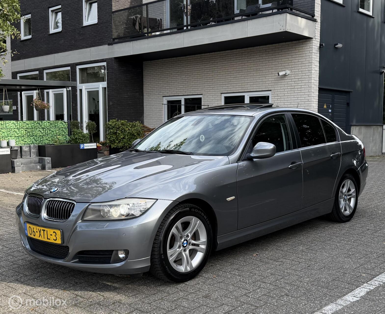 BMW 318i 318i Luxury Line Facelift Automaat Schuifdak Apk 2011 - voorkant