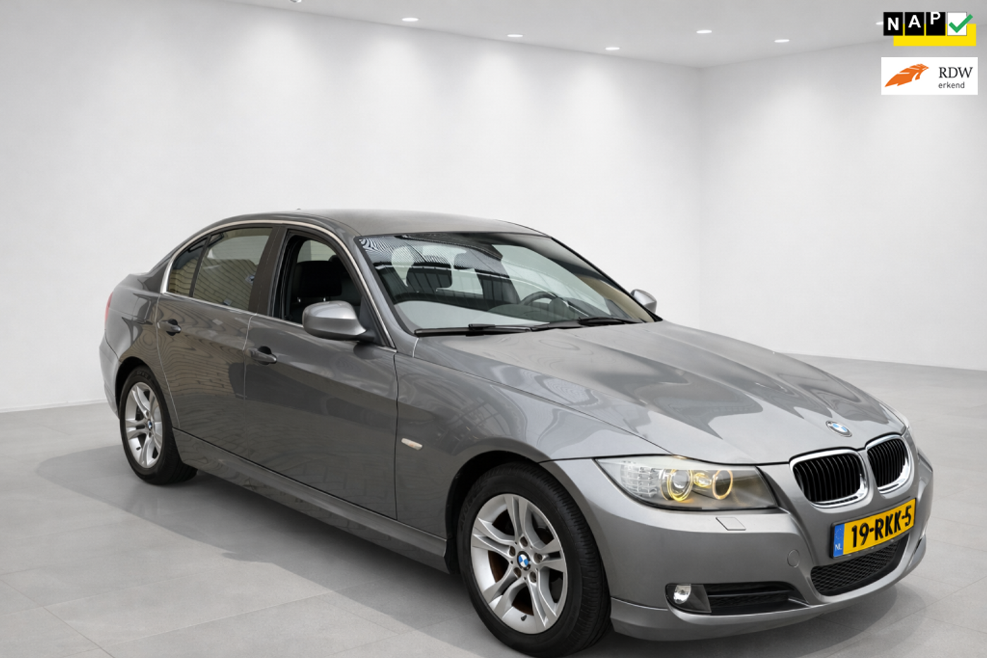 BMW 318i 318i Corporate Lease Luxury Line, navigatie, leder, lichtmetaal, apk, nap, airco, pdc, cruise control, inruil mogelijk 2011 - voorkant