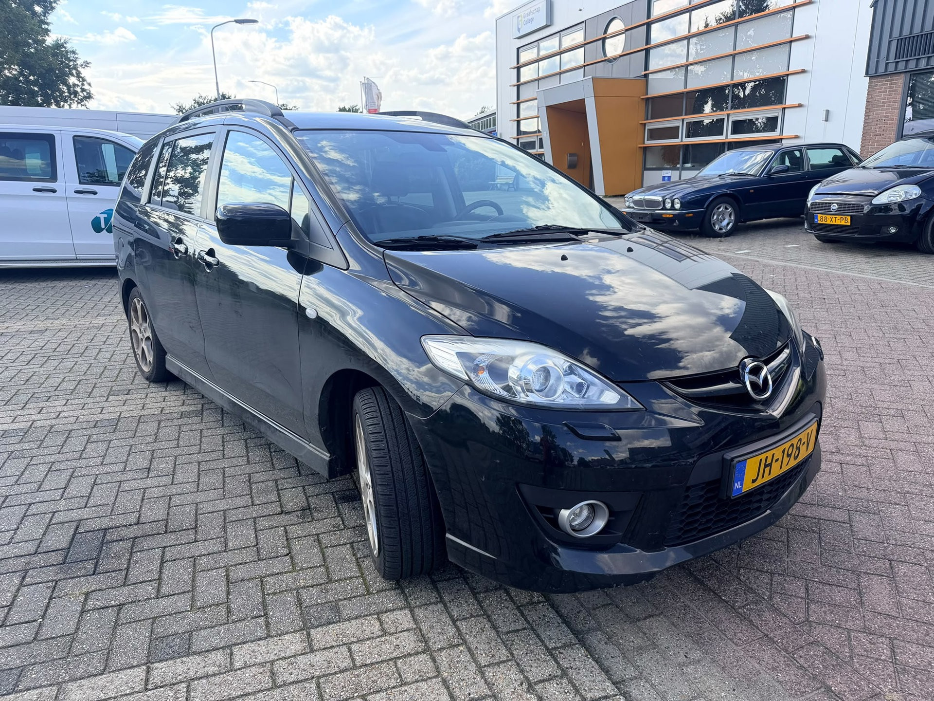 Mazda Mazda 5 2.0 TS 7 persons   MOTOR MAKE SOUND WHEN YOU GIVE GASS !!! 2010 - voorkant