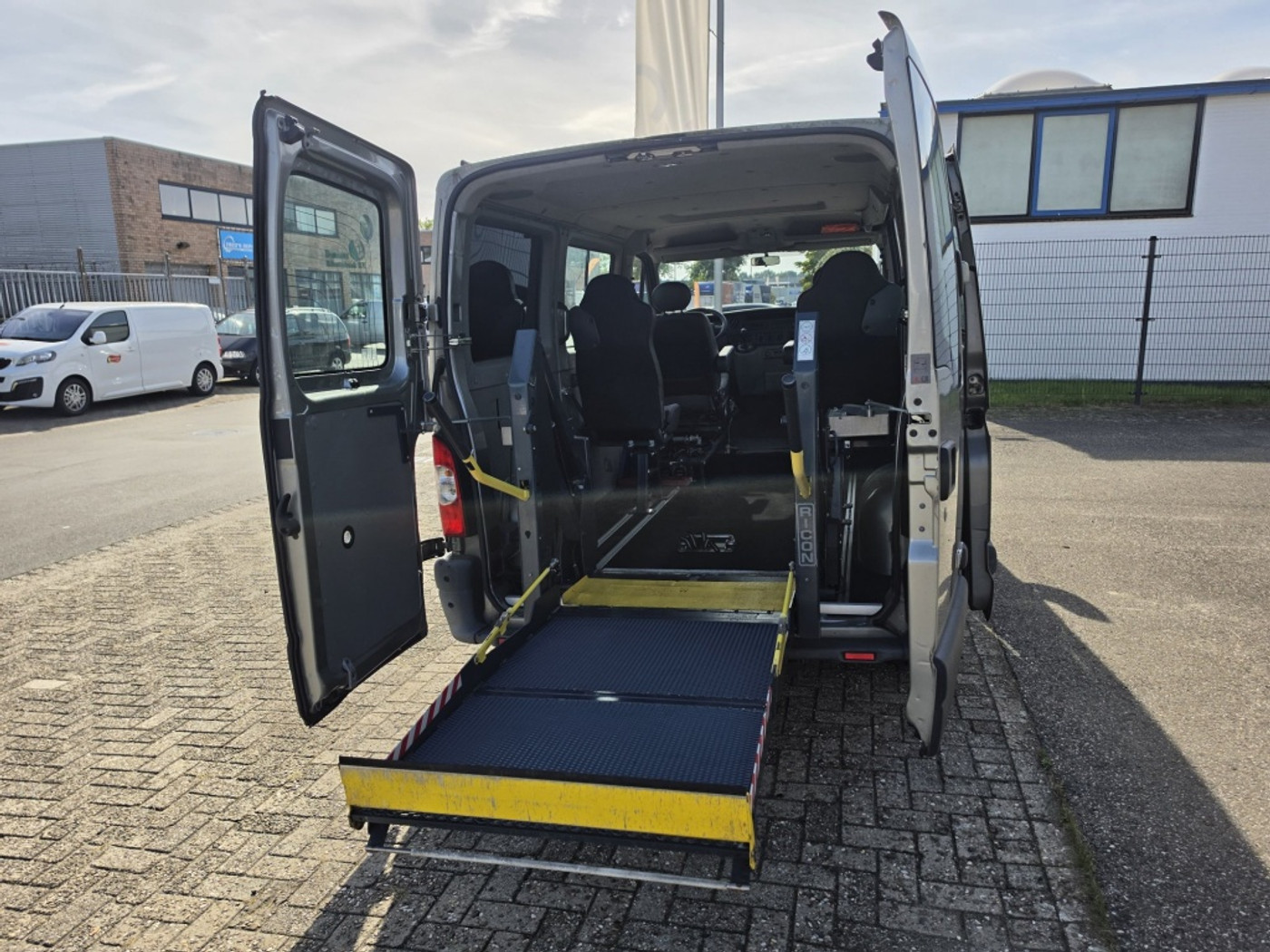 Foto van Renault Master 2,5 Dci 100 Aut