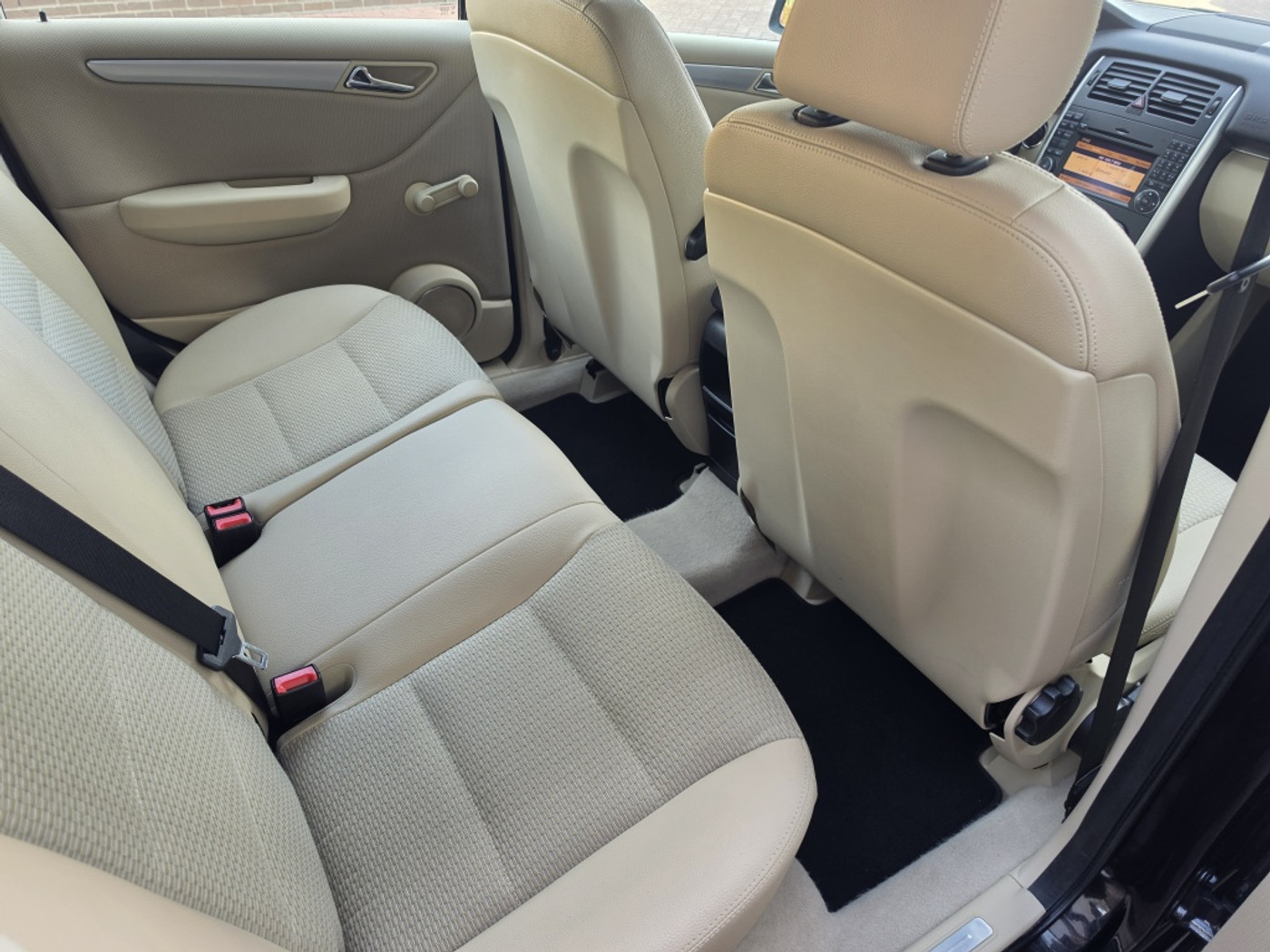 Foto van Mercedes-Benz B 180