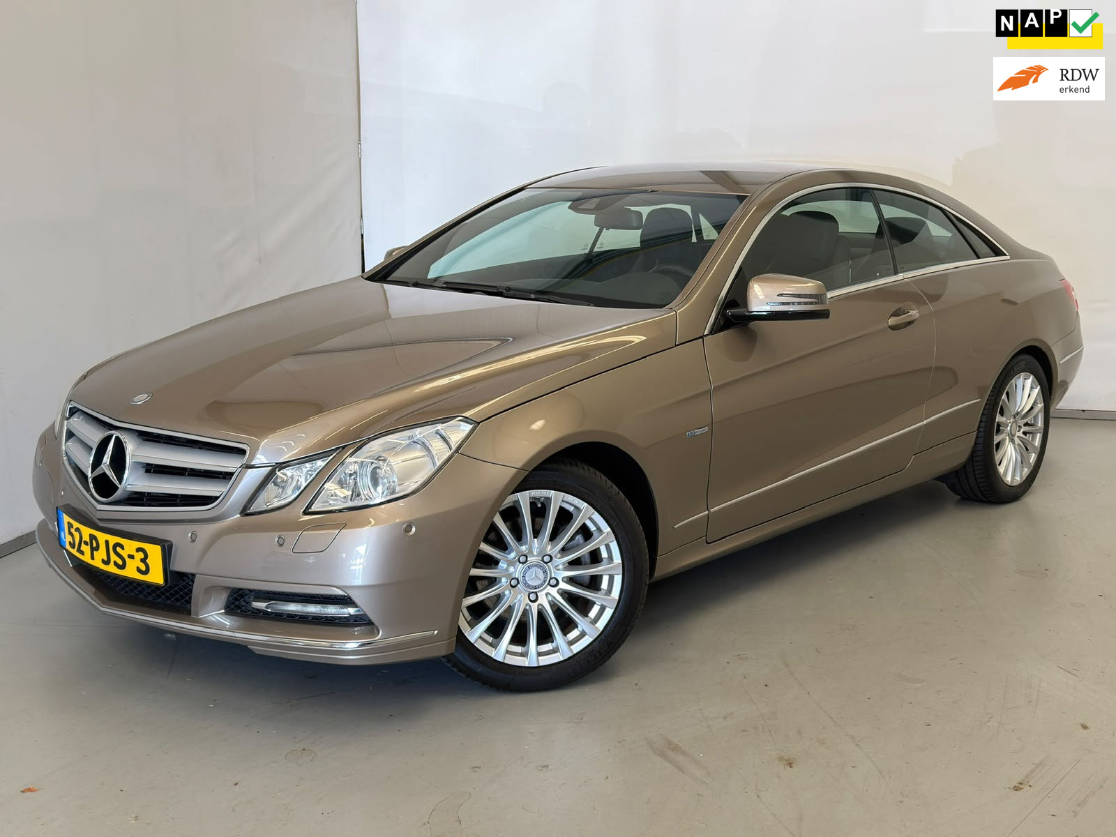 Mercedes-Benz E 220 CDI 220 CDI / Uniek! / NL-auto / 18" AMG / Xenon 2011 - voorkant