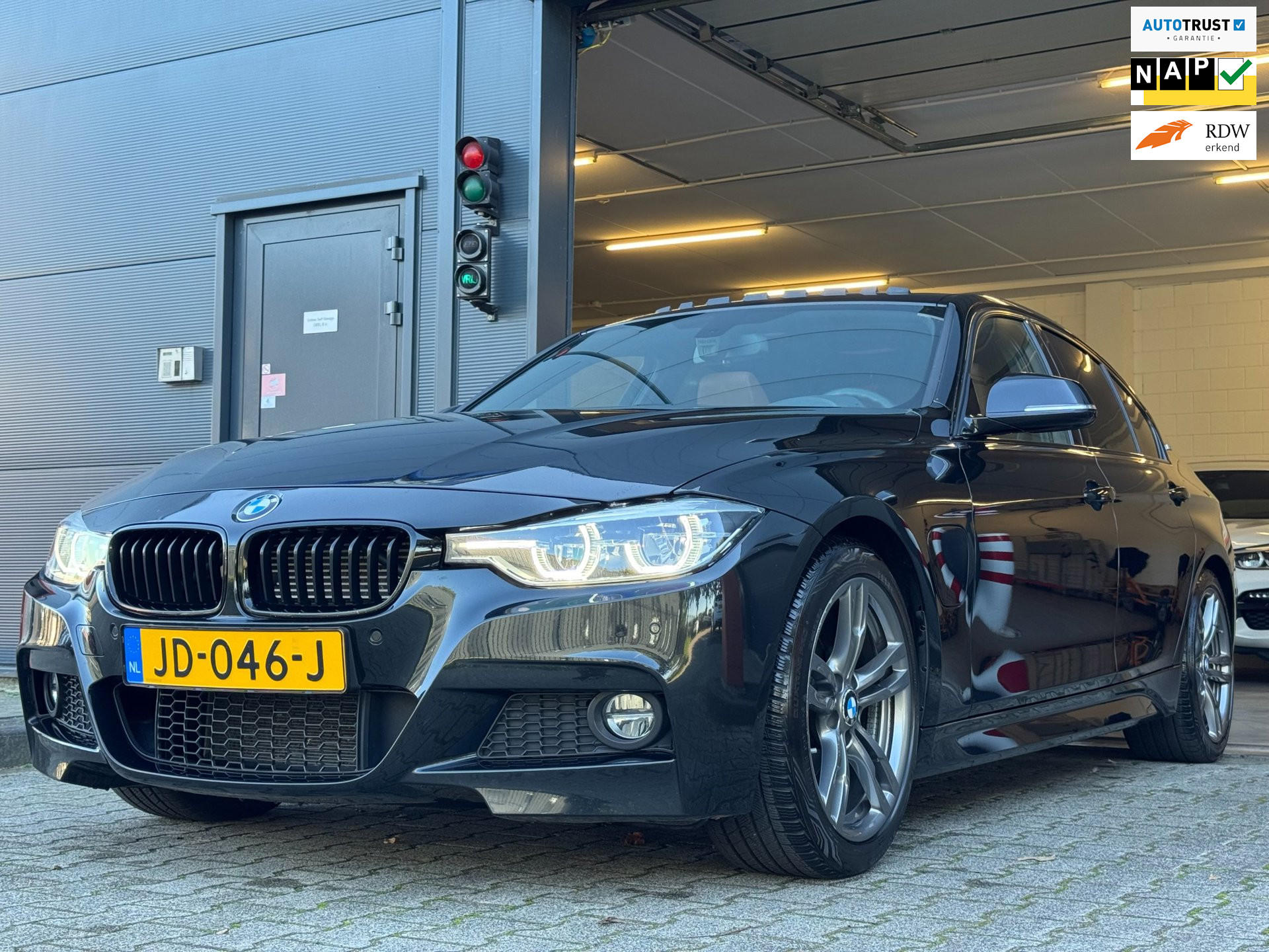 BMW 330e 330e M Sport / NAP !! / PANO / KEYLESS / LEDER / STOELVERW. / CLIMATE / XENON / FLIPPERS / ALL-SEASON / PRIVACY GLASS! 2016 - voorkant