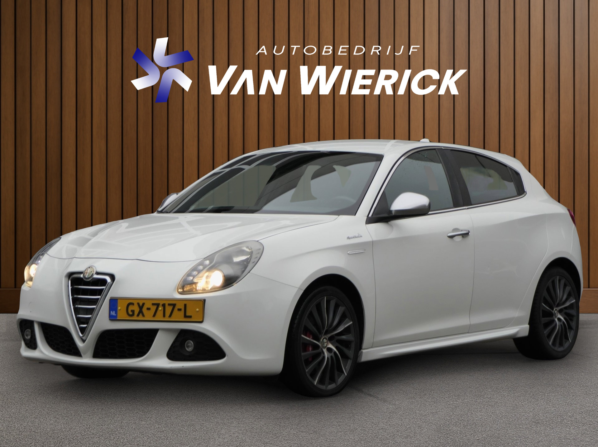 Alfa Romeo Alfa Giulietta 1.4 T Distinctive 5-Deurs 120PK! | Xenon | Cruise | Sportstoelen | Clima | LM Velgen 2013 - voorkant