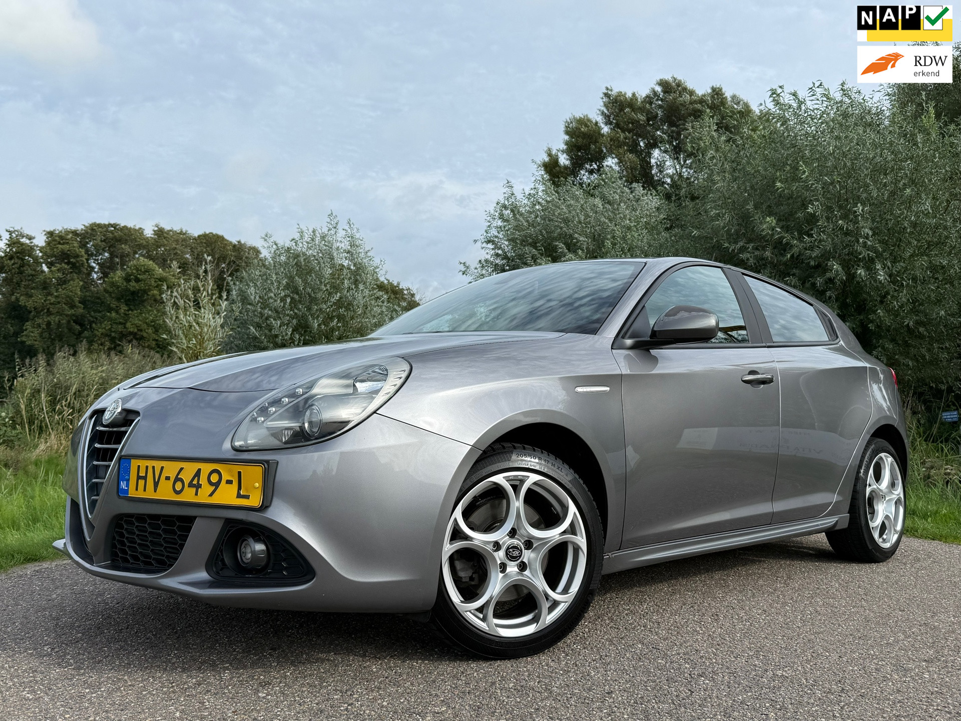 Alfa Romeo Alfa Giulietta 1.4 T Sprint Automaat | 1e Eigenaar | Navi | Clima | 17" Velgen | Alcantara | PDC | Cruise | LED | BT/USB/AUX 2016 - voorkant