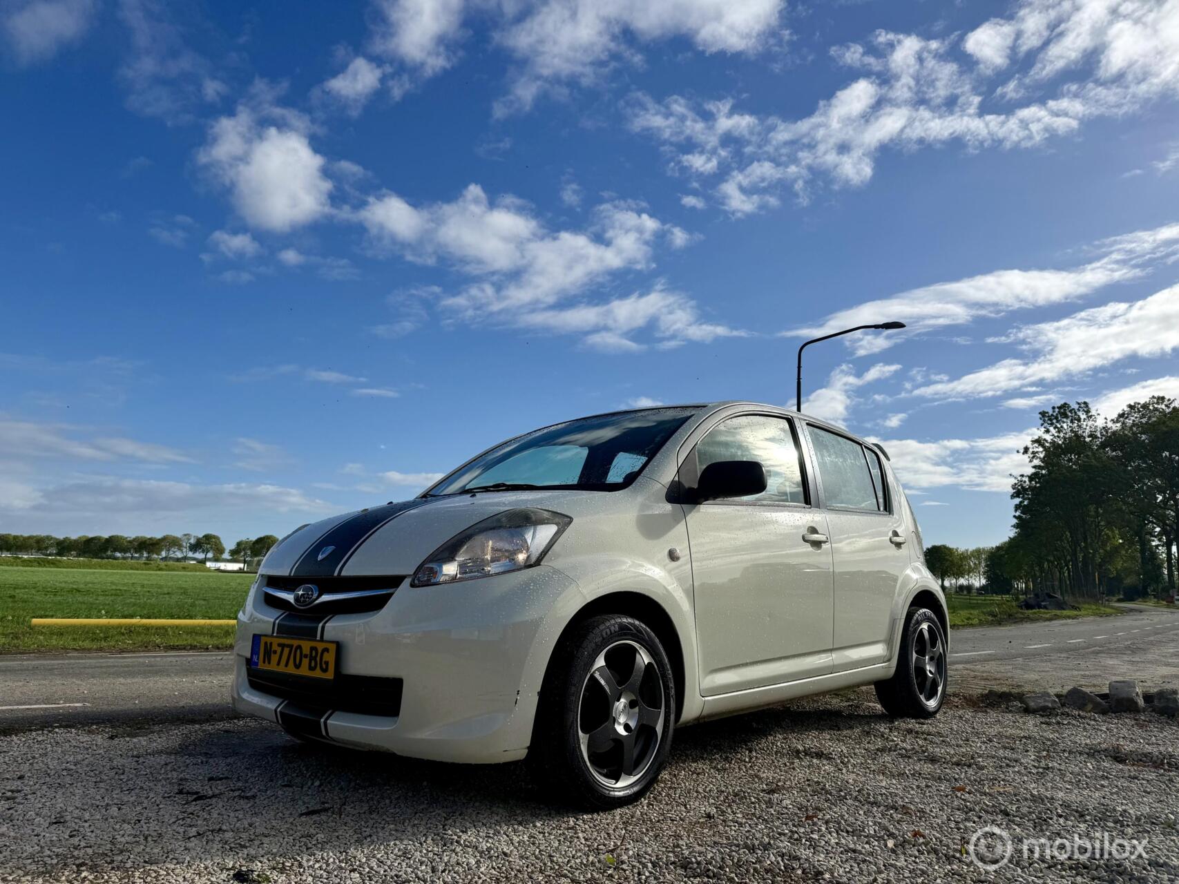Subaru Justy 1.0 Black & White / Airco / 5DRS / LM 2010 - voorkant