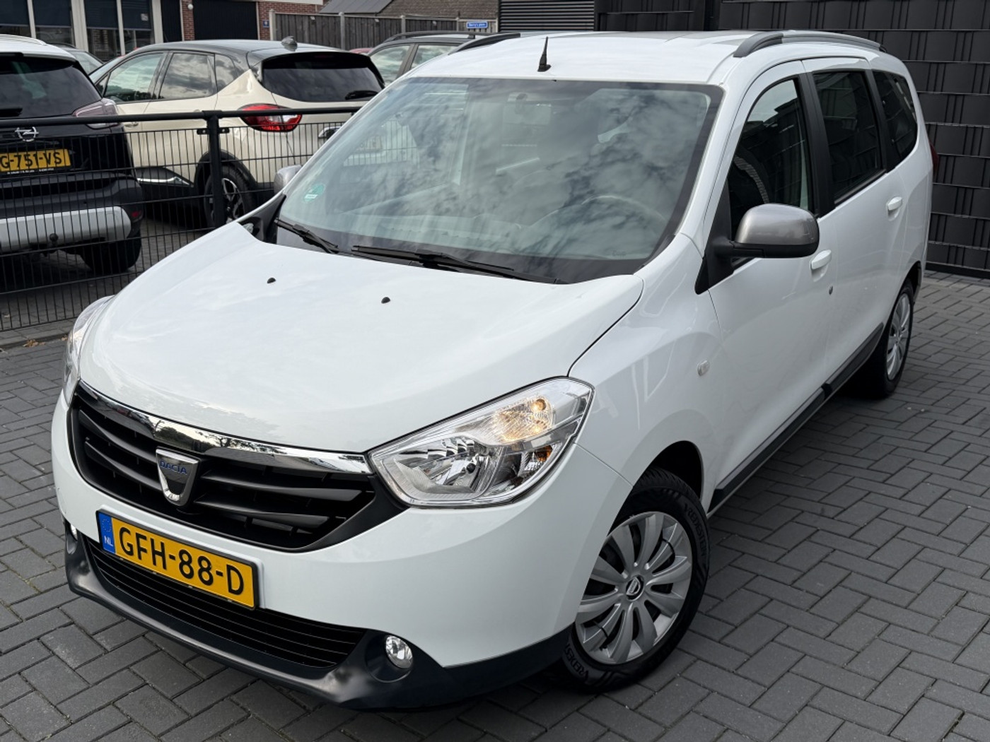 Dacia Lodgy 1.2 TCe Lauréate 7p. 2015 - voorkant
