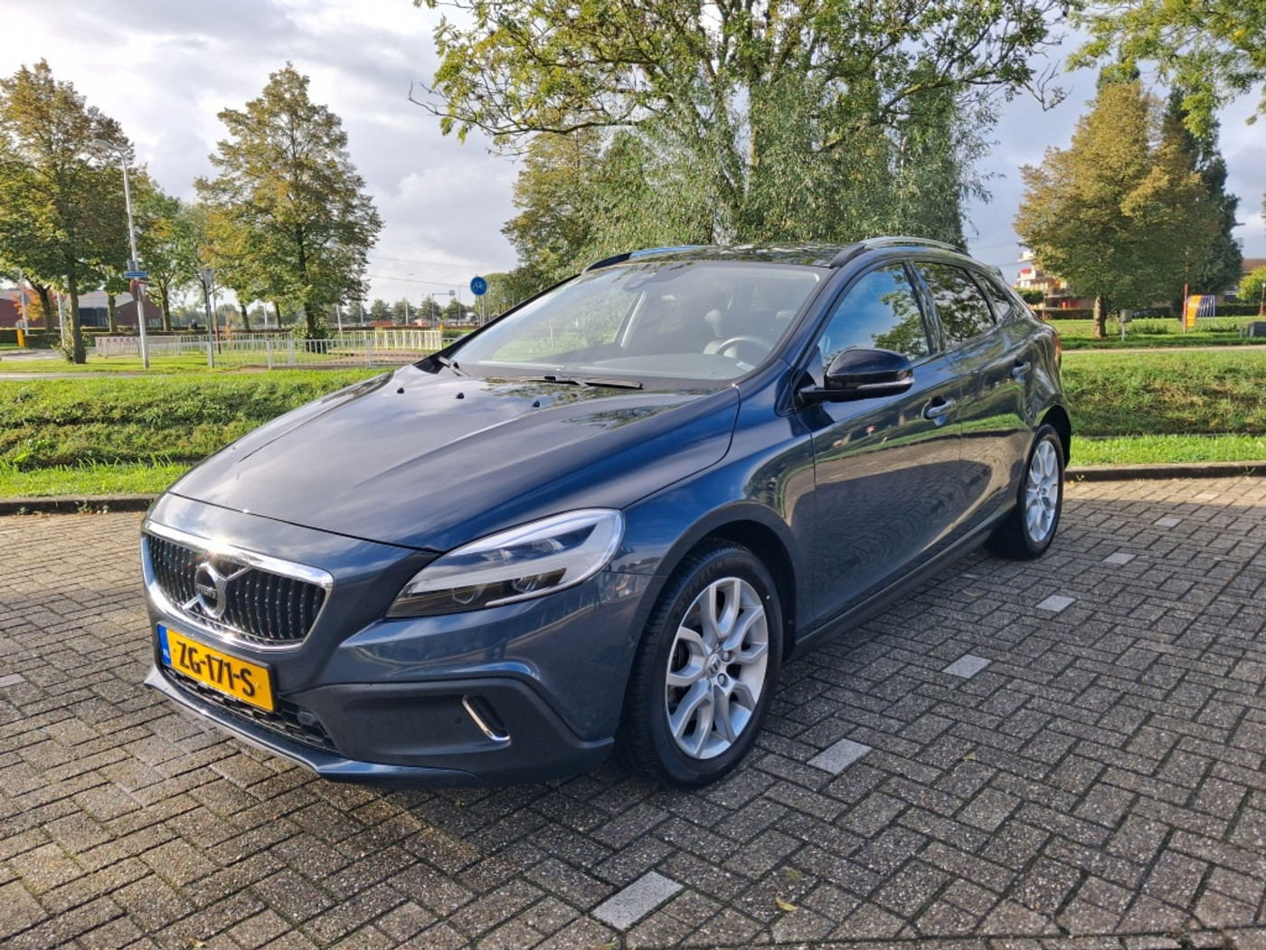 Volvo V40 Cross Country 1.5 T3 Polar+ Luxury 2019 - voorkant
