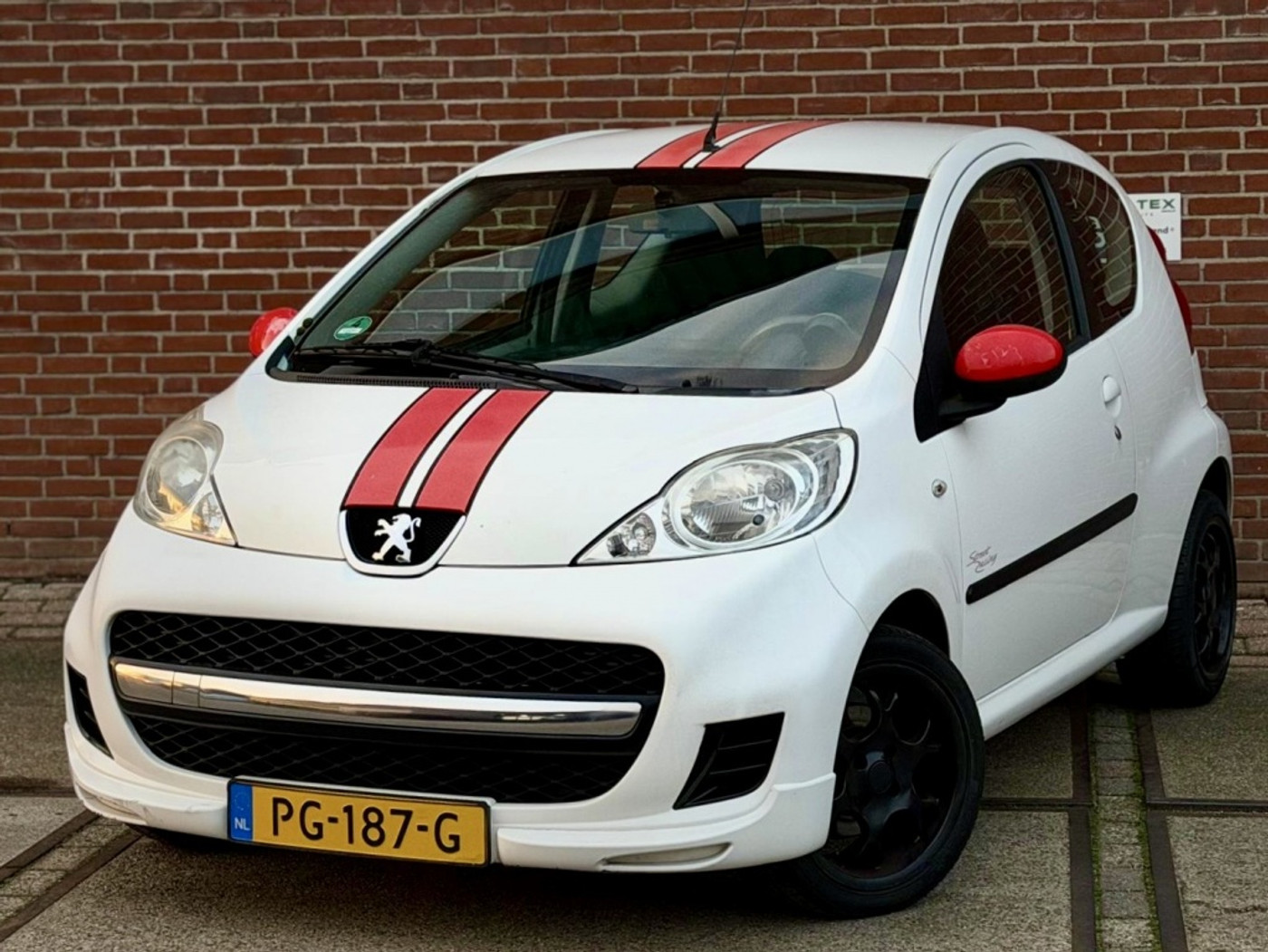 Peugeot 107 1.0-12V XR 2009 - voorkant