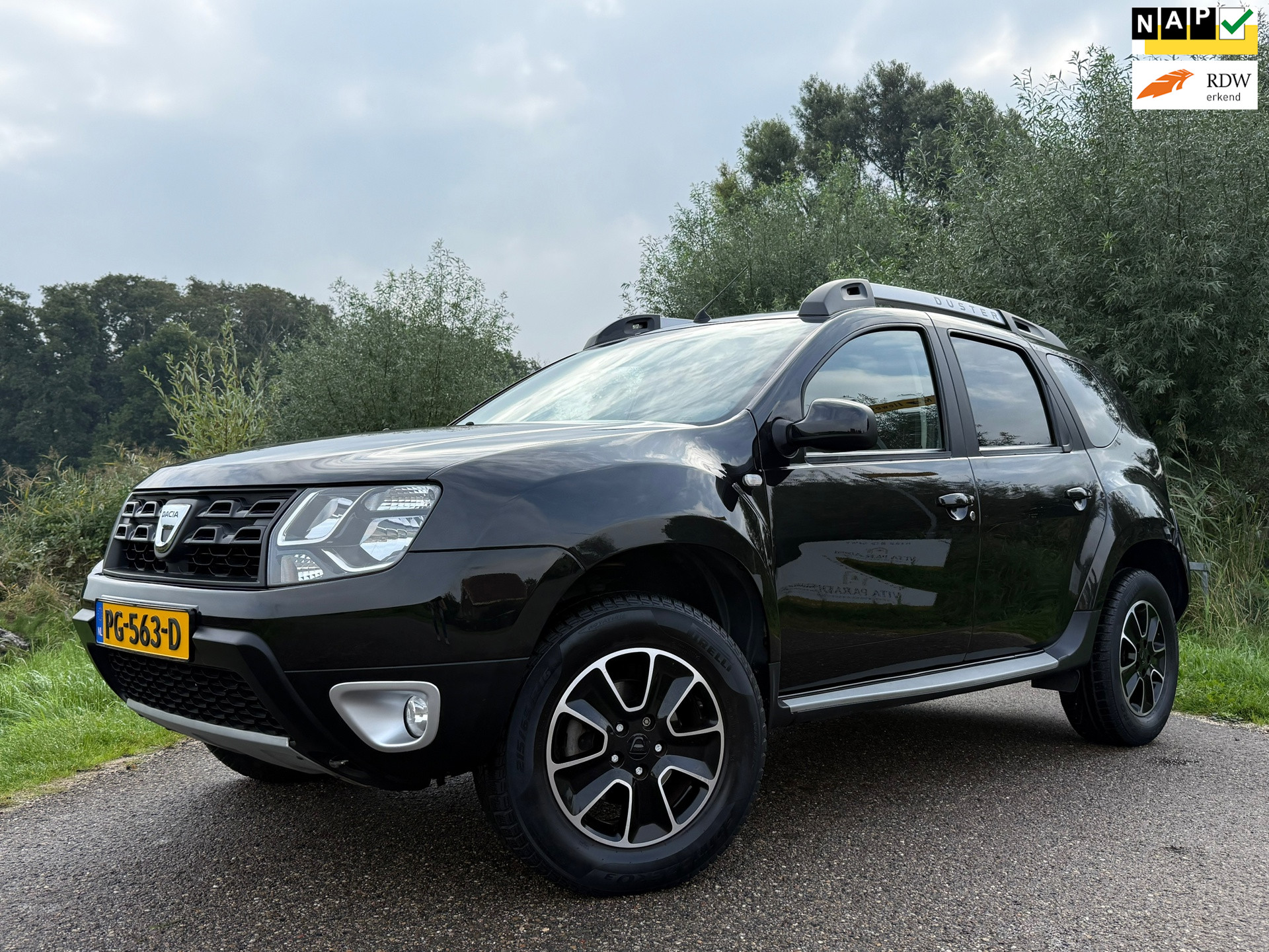 Dacia Duster 1.2 TCe Blackshadow | 2e Eigenaar | Leder | Camera | Navi | Stoelverwarming | Trekhaak | Airco | PDC | Cruise | 2017 - voorkant