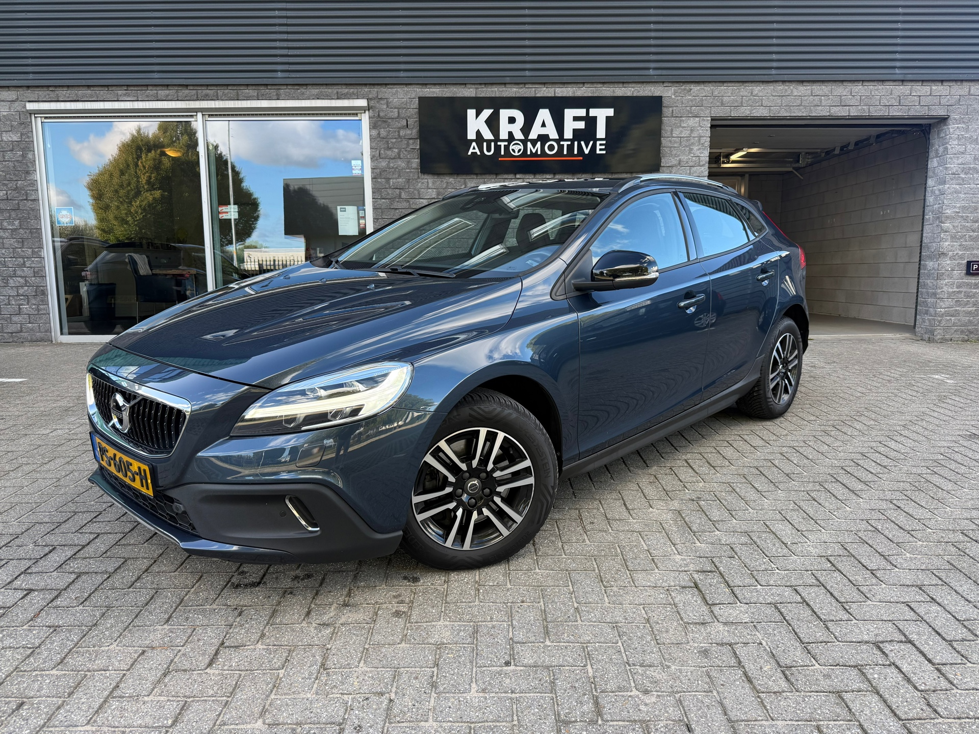 Volvo V40 Cross Country 1.5 T3 Nordic+ | NL-Auto | Camera | NAVI | Bluetooth | Full LED | Stoelverw. | All Season | 2017 - voorkant