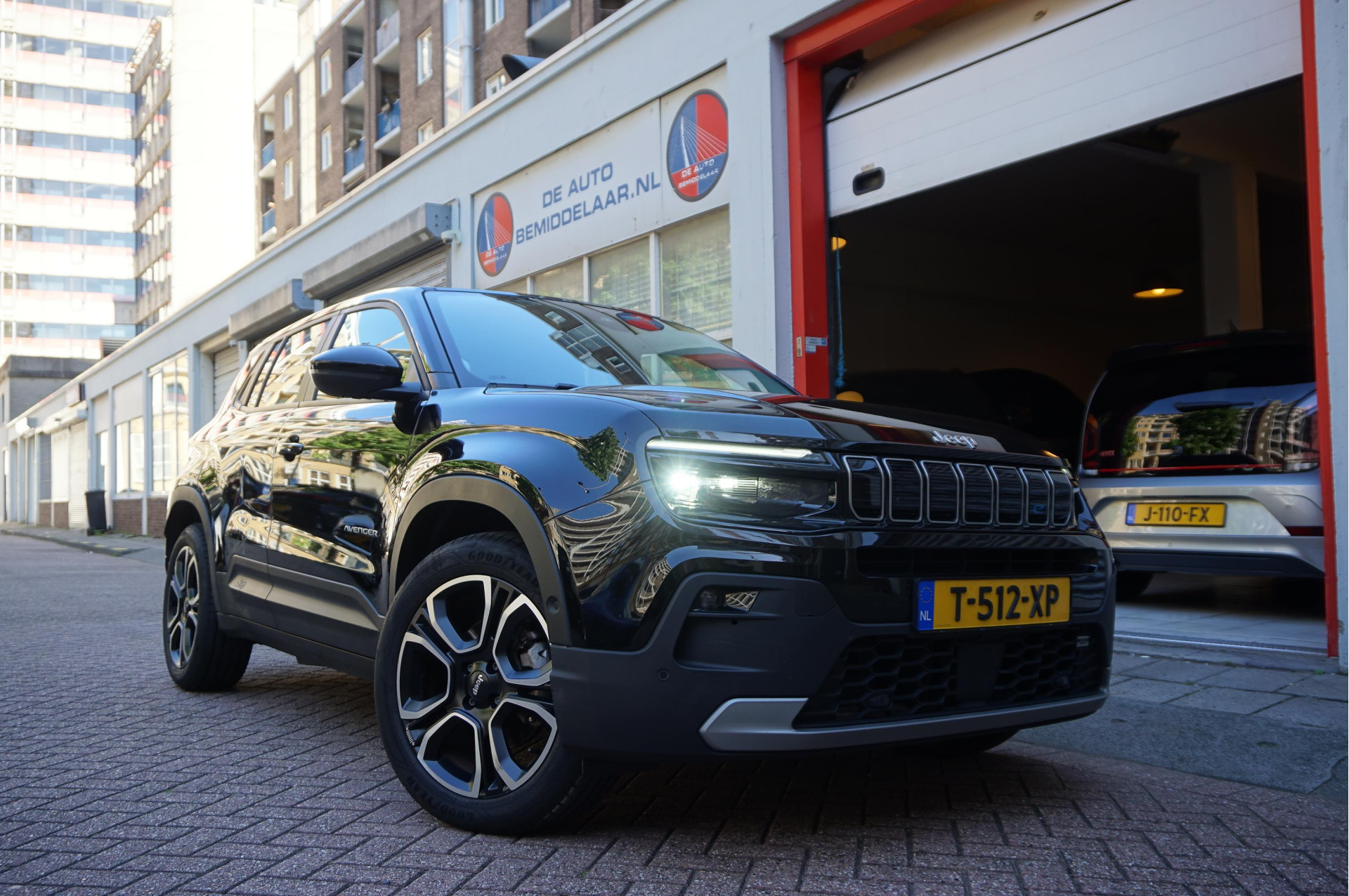 Jeep Avenger Black Edition 54 kWh | Sfeer | Apple | 360 | Adaptive + lane | Navi | Stoelverwarming | 2023 - voorkant