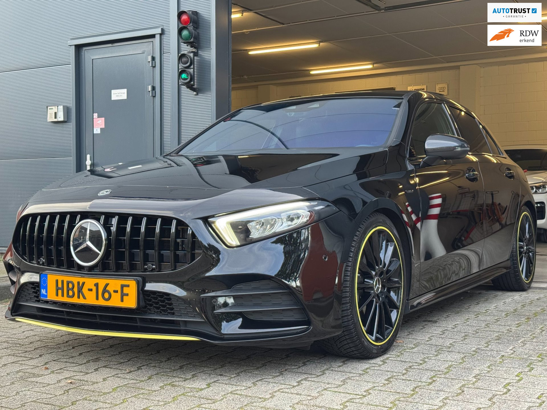 Mercedes-Benz A-klasse 200 AMG / EDITION 1 / FULL OPTIONS / PANO / BURMESTER / LEDER / CARBON / SFEER / CAMERA / KEYLESS / DAB+ ! 2019 - voorkant