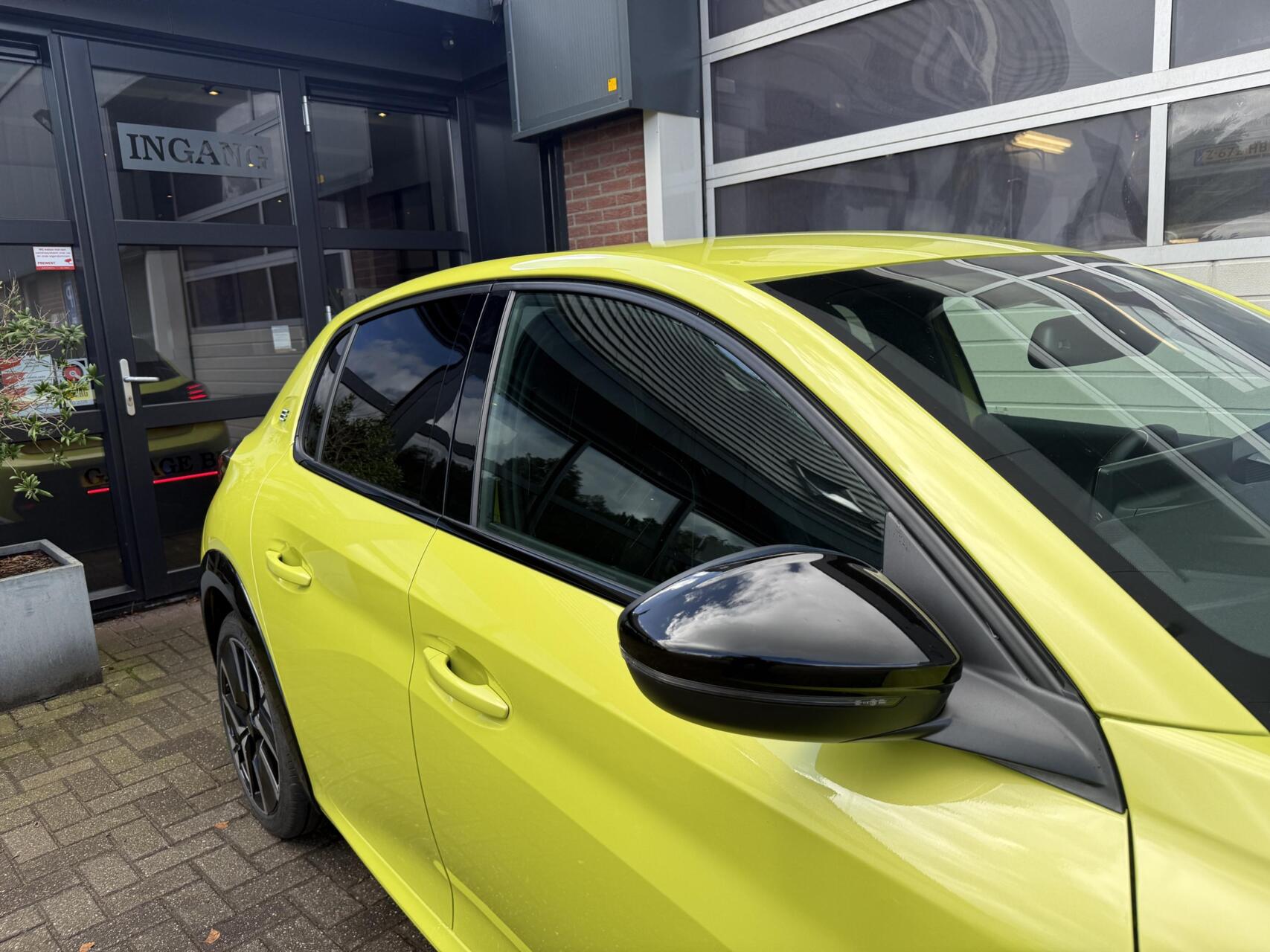 Foto van Peugeot E-208