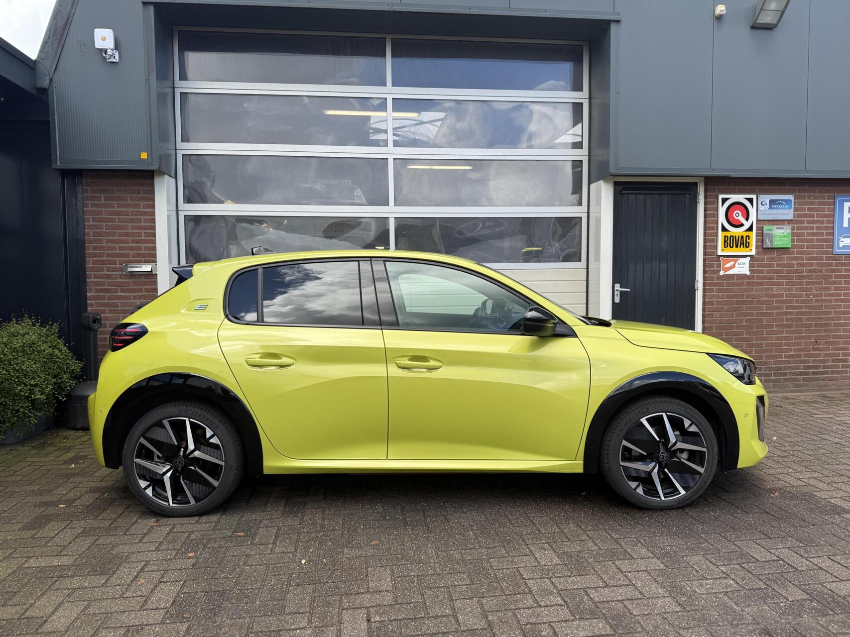Foto van Peugeot E-208