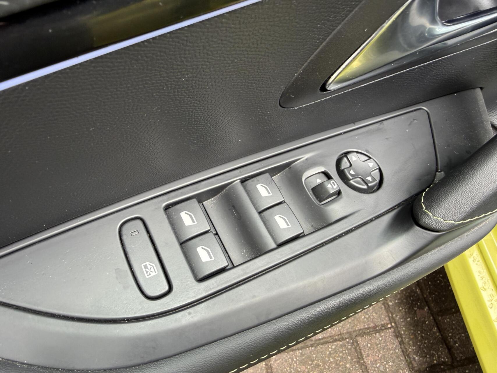Foto van Peugeot E-208