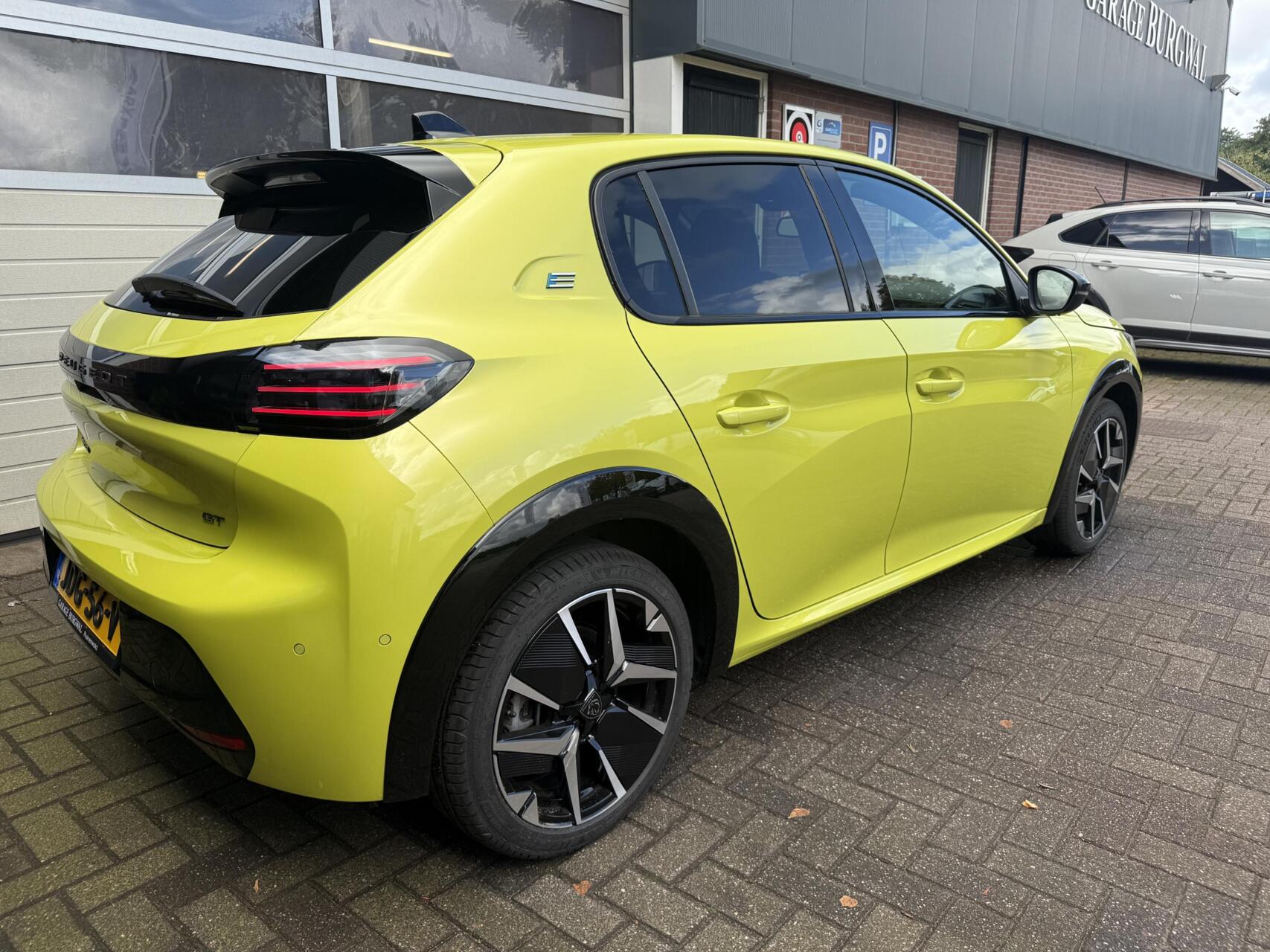Foto van Peugeot E-208