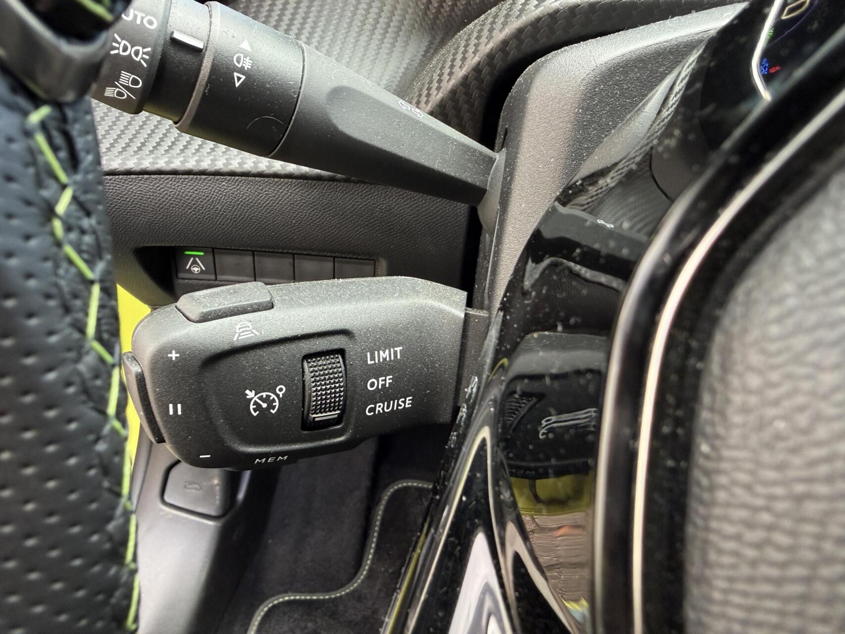 Foto van Peugeot E-208