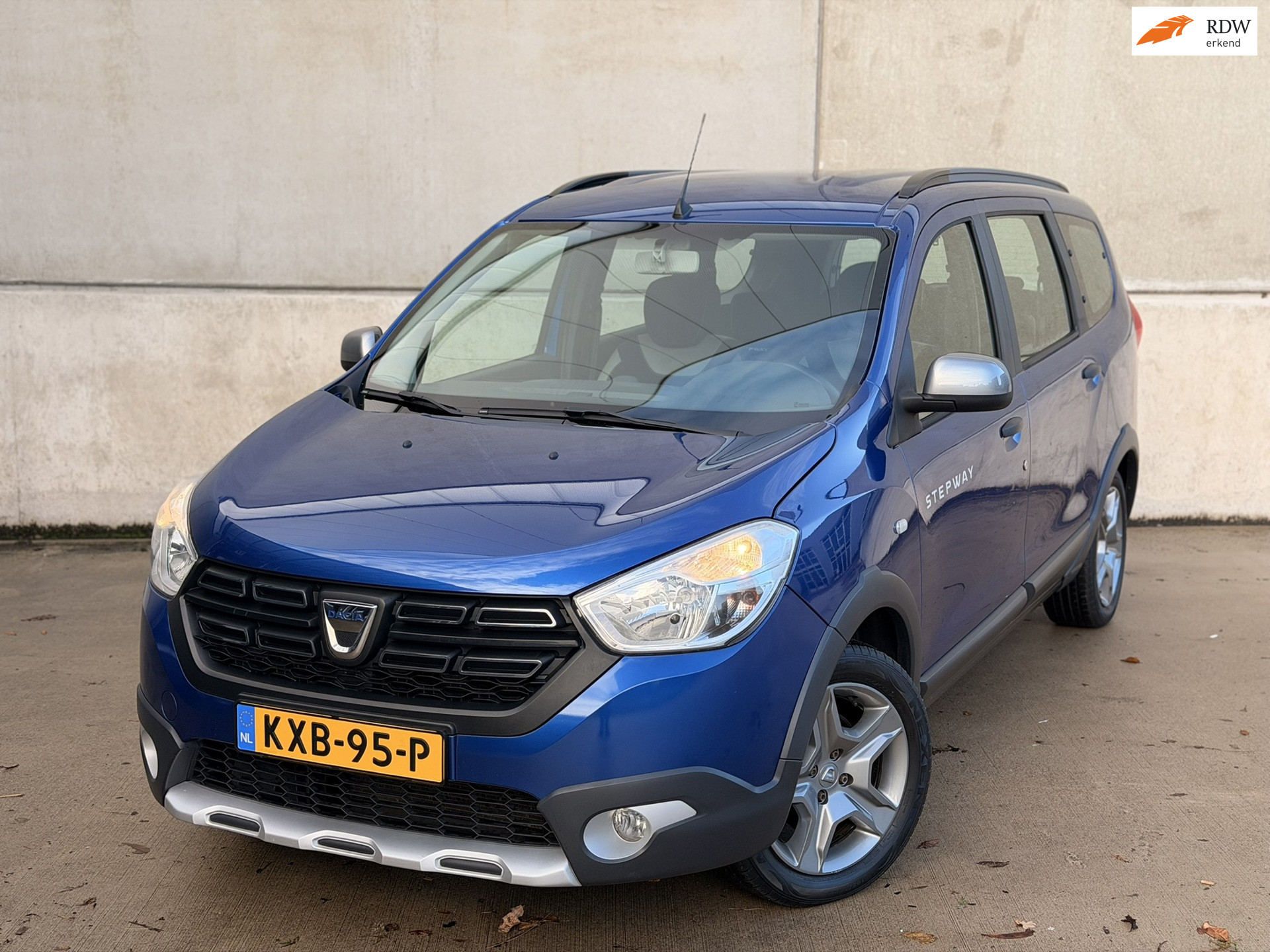 Dacia Lodgy 1.3 TCe Stepway 7P CarPlay Cruise 3x isofix Stoelverwarming 2021 - voorkant